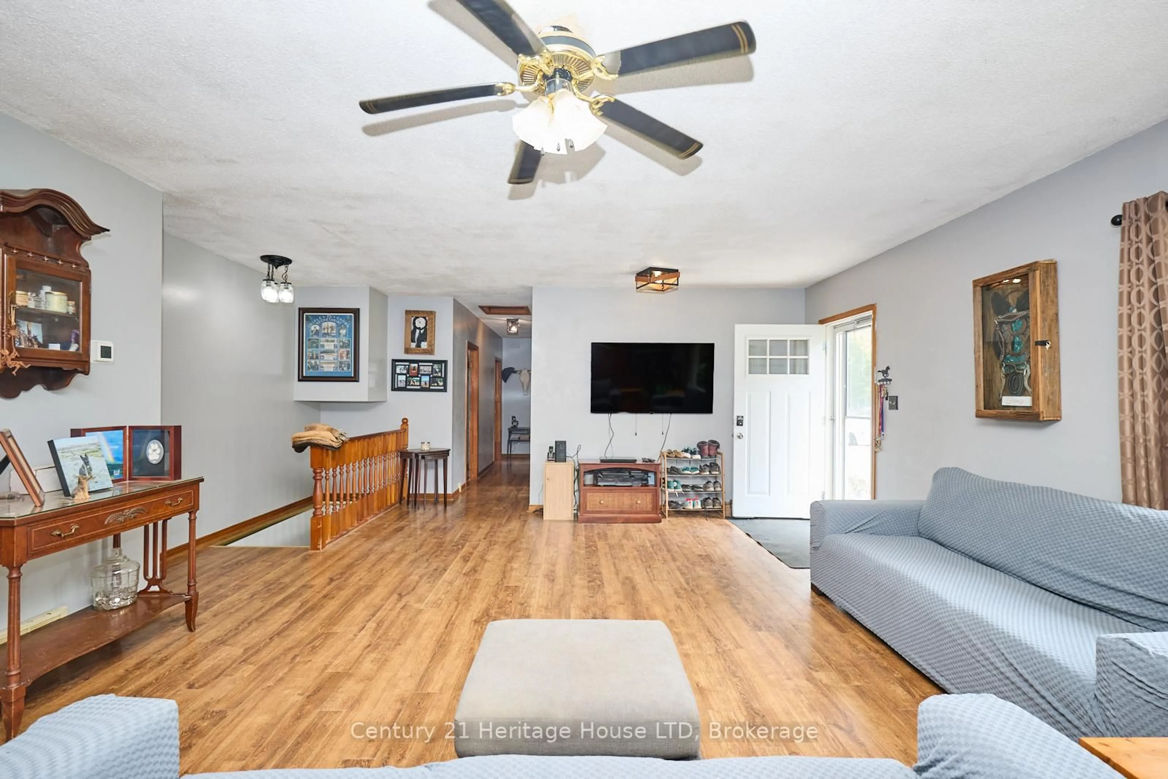 Living room with furniture, wood/laminate floor for 3334 Riselay Ave, Fort Erie Ontario L0S 1N0