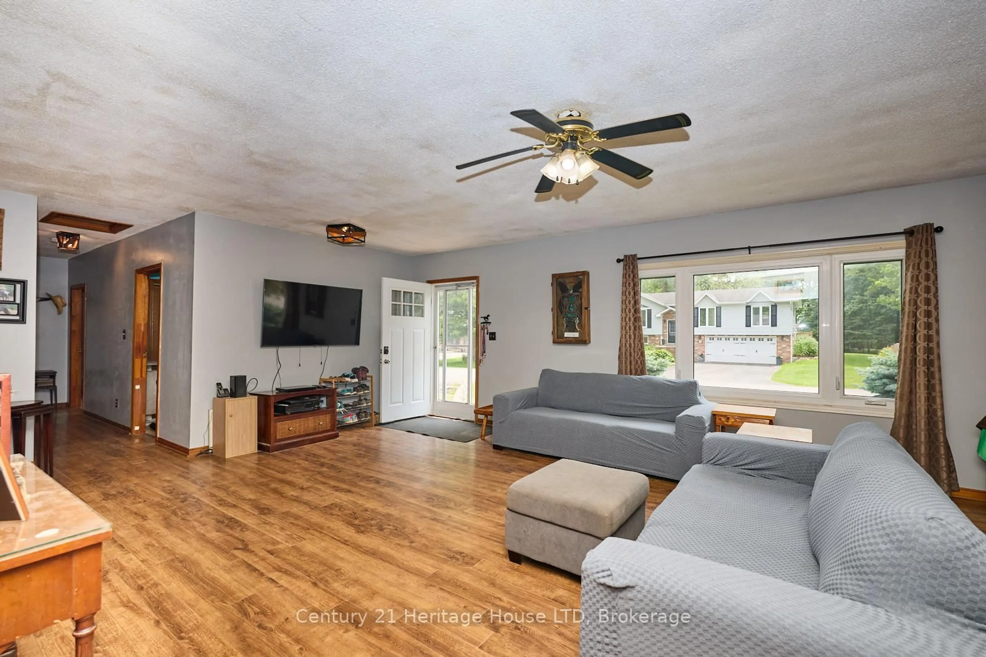 Living room with furniture, unknown for 3334 Riselay Ave, Fort Erie Ontario L0S 1N0