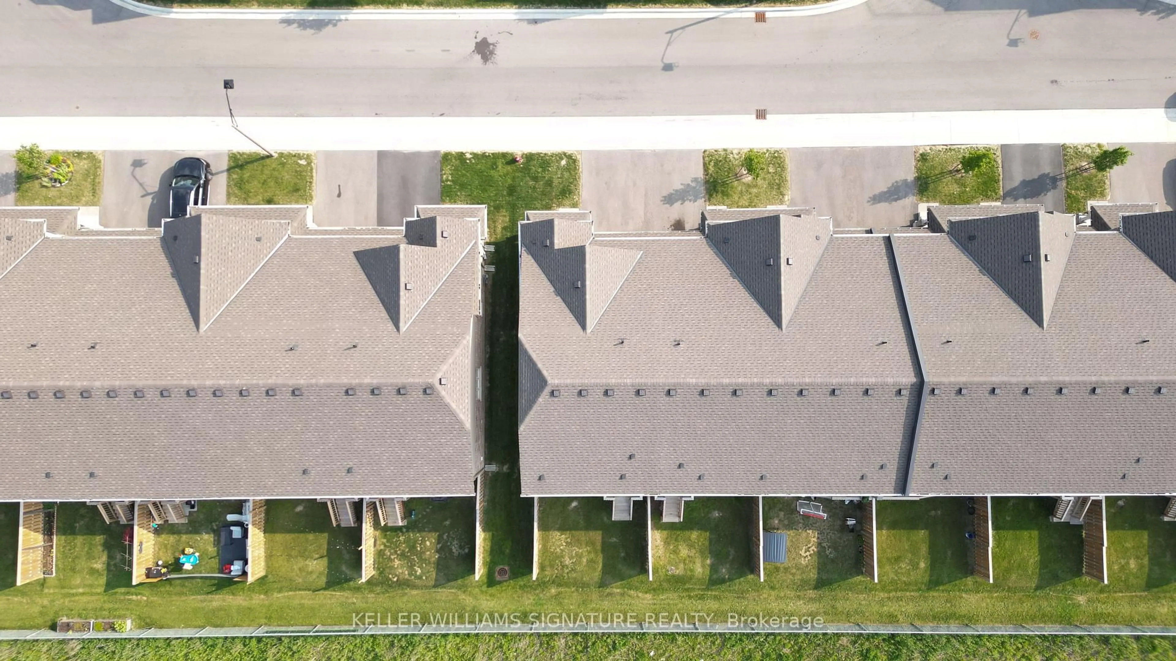 A pic from outside/outdoor area/front of a property/back of a property/a pic from drone, street for 114 Laguna Village Cres, Hamilton Ontario L0R 1P0