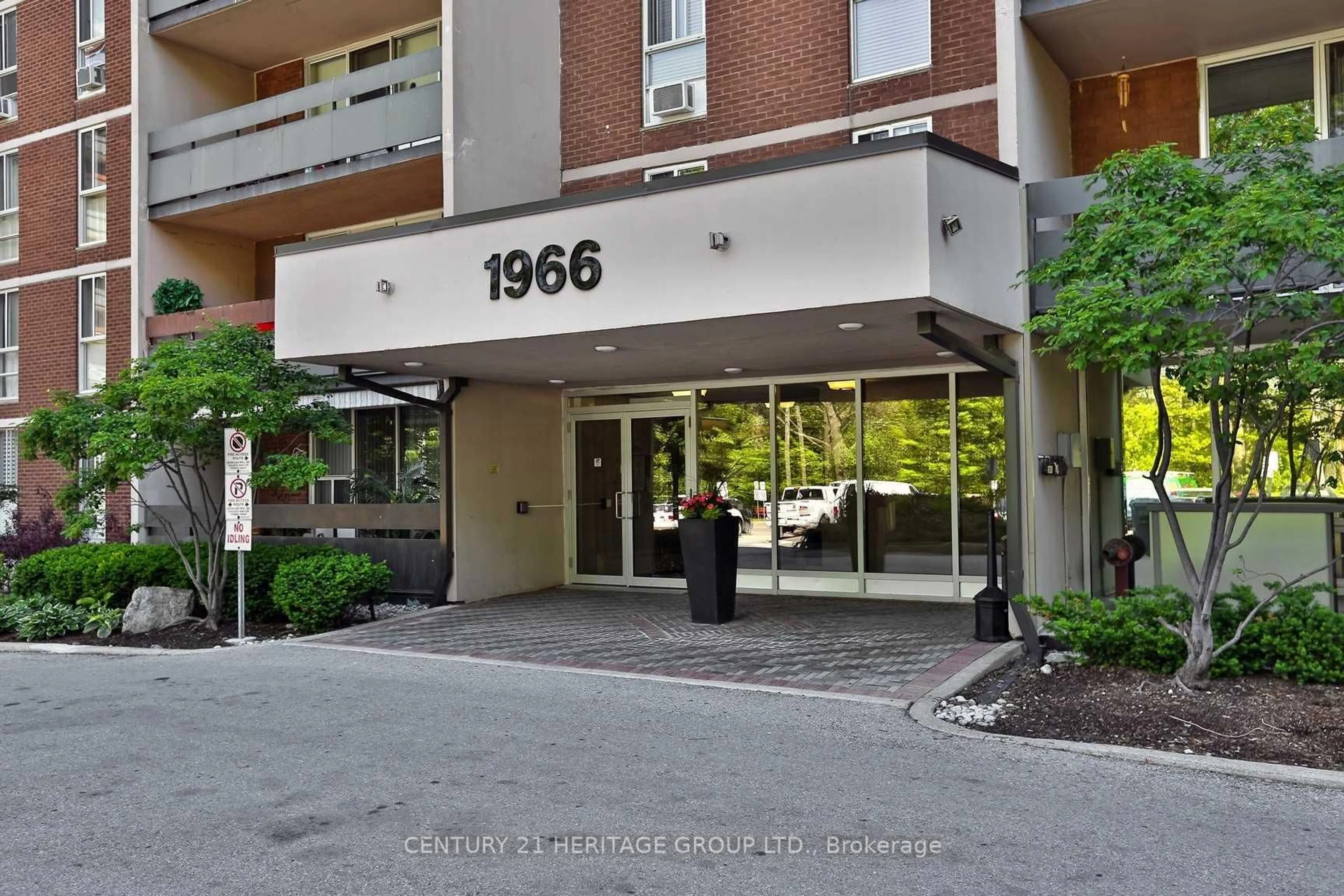 Indoor foyer for 1966 Main St #1004, Hamilton Ontario L8S 1J6