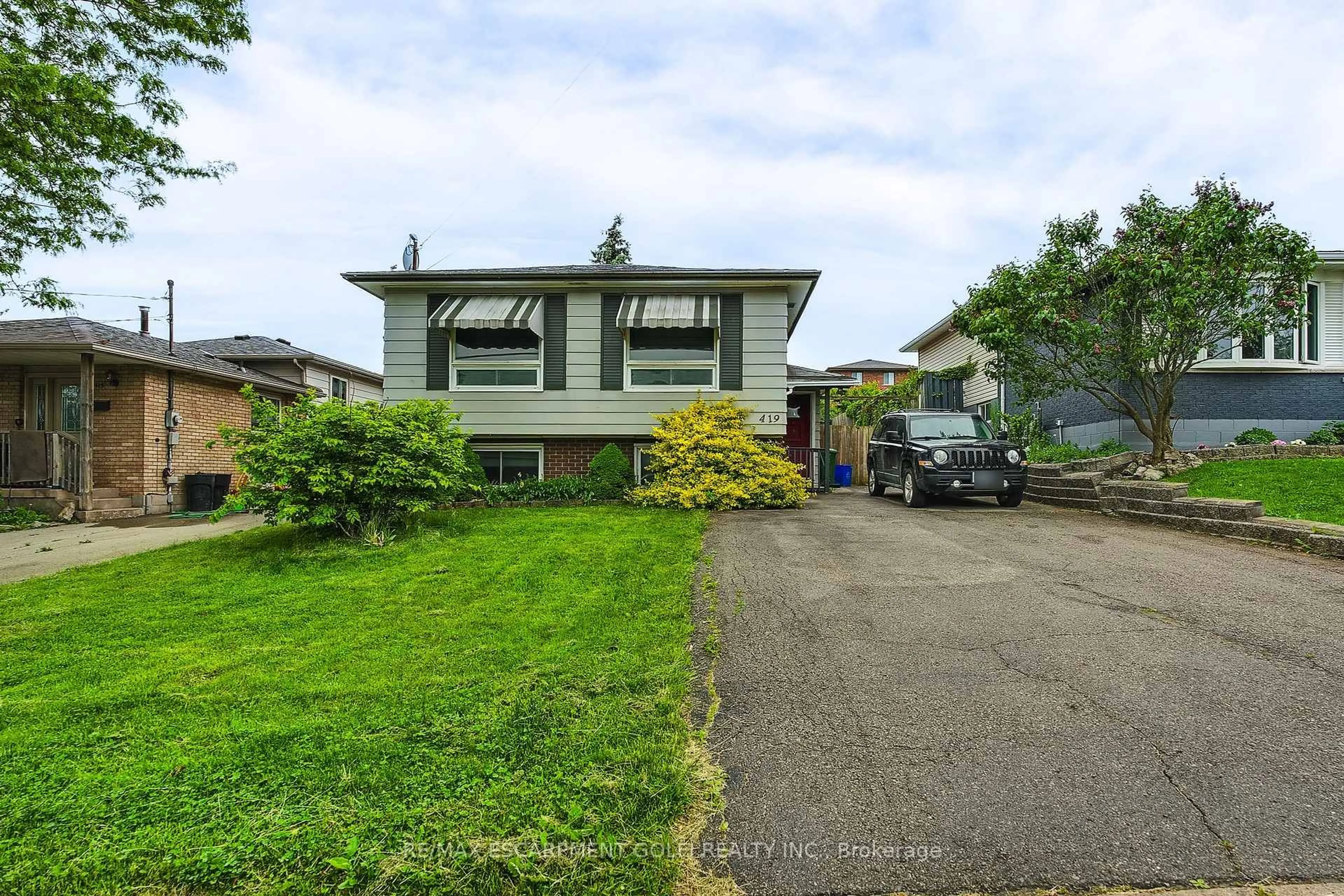 A pic from outside/outdoor area/front of a property/back of a property/a pic from drone, street for 419 Queen Victoria Dr, Hamilton Ontario L8W 1G7