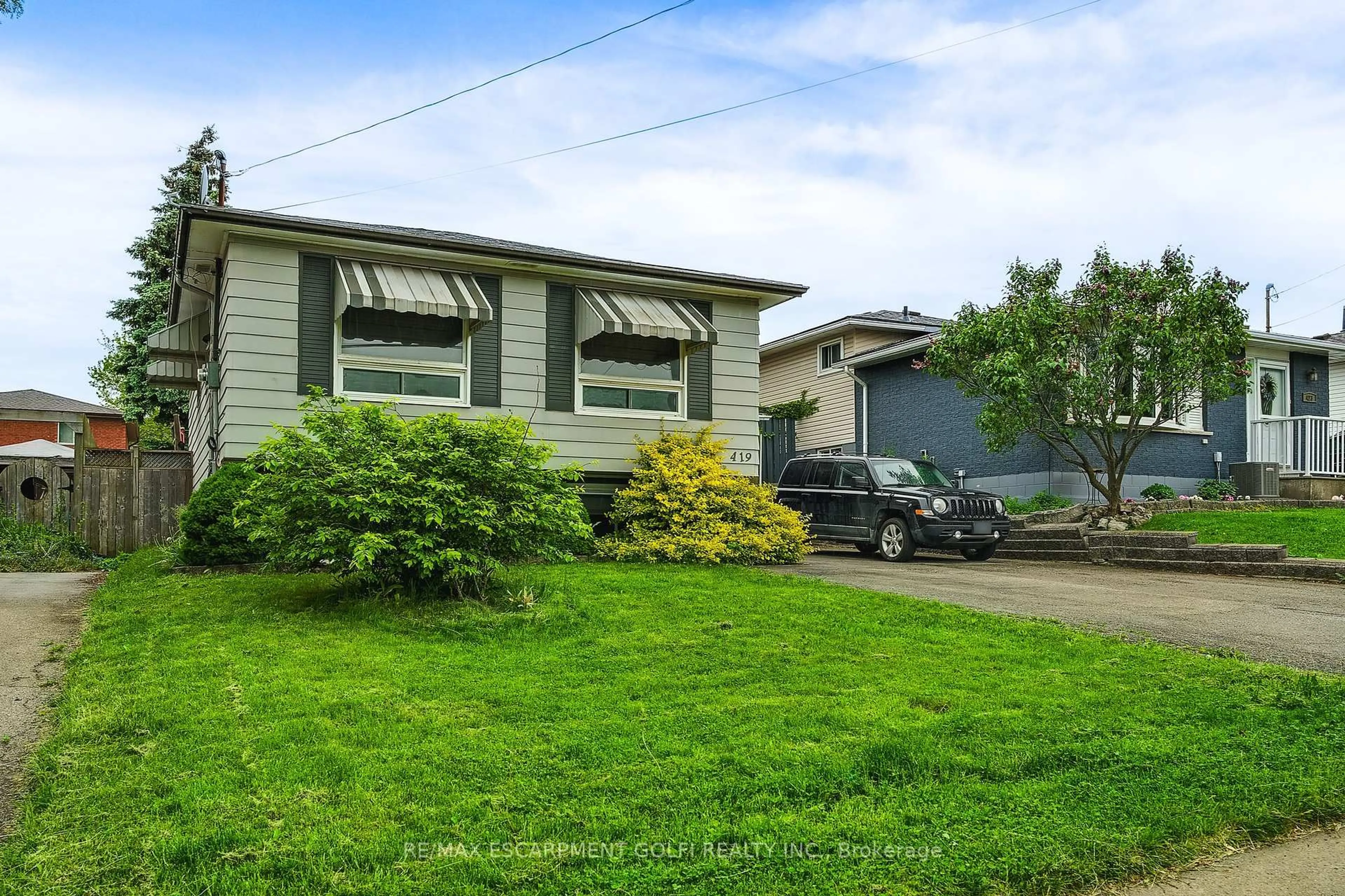 A pic from outside/outdoor area/front of a property/back of a property/a pic from drone, street for 419 Queen Victoria Dr, Hamilton Ontario L8W 1G7