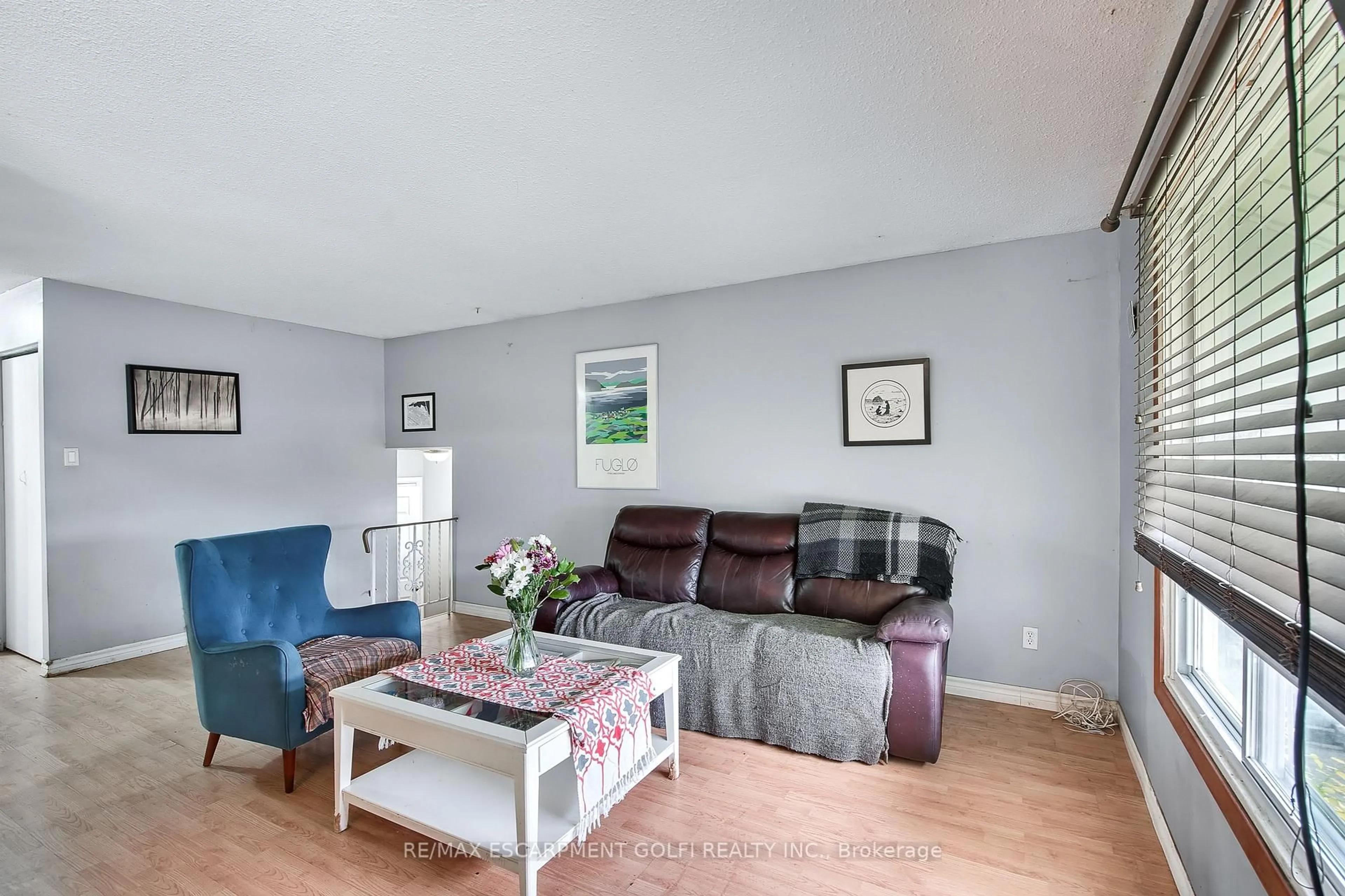 Living room with furniture, wood/laminate floor for 419 Queen Victoria Dr, Hamilton Ontario L8W 1G7