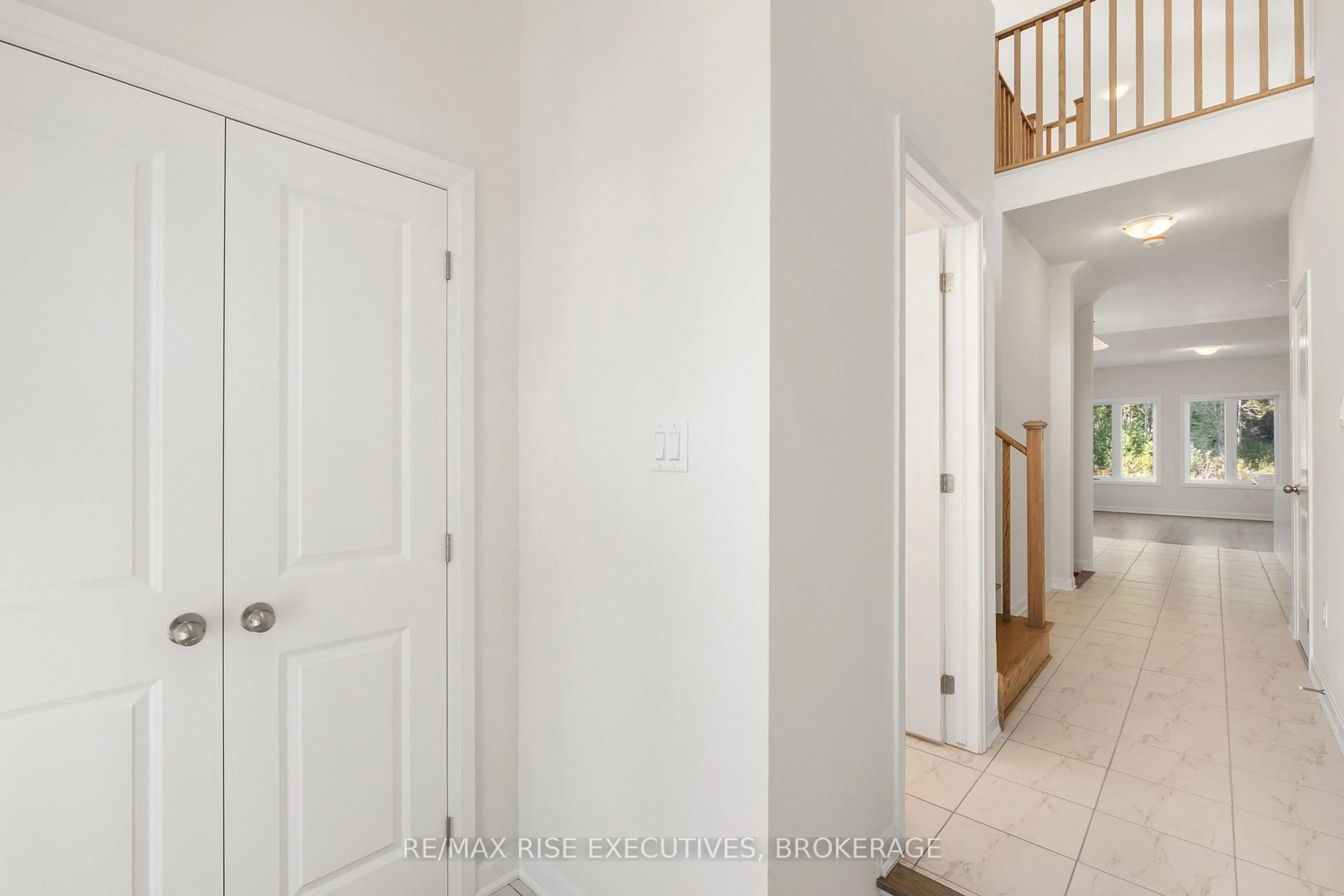 Indoor entryway for 128 Gildersleeve Blvd, Bath Ontario K0H 1G0