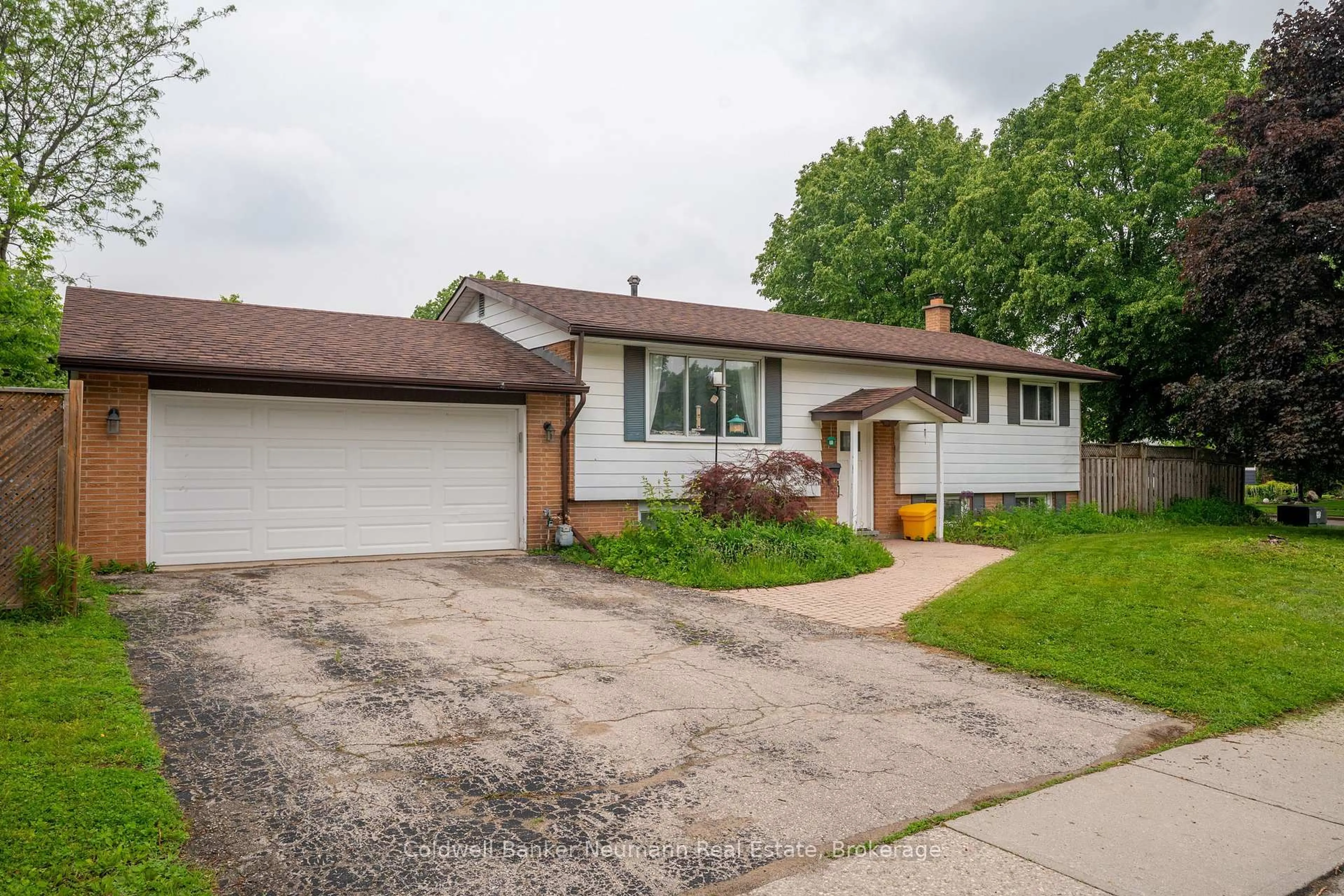 Home with vinyl exterior material, street for 1 Picadilly Pl, Guelph Ontario N1G 2P8