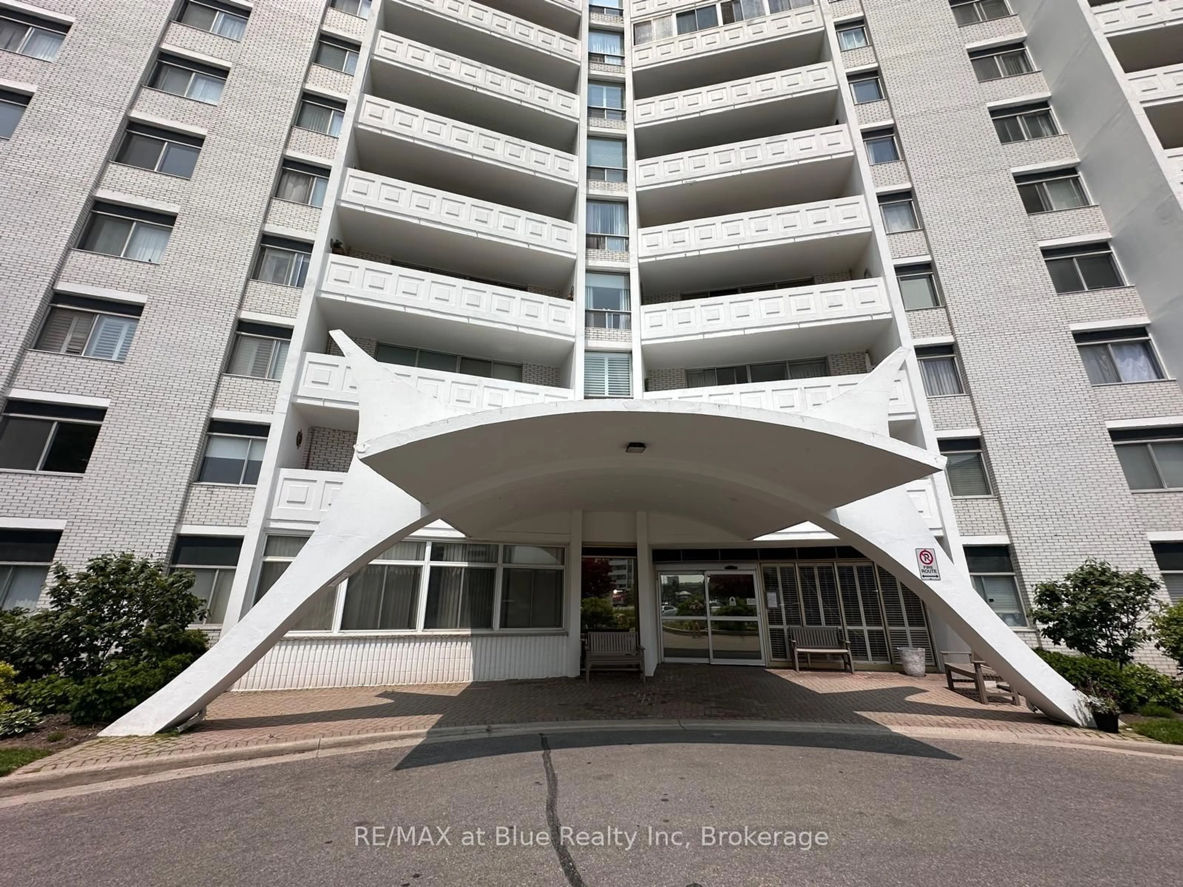 Indoor foyer for 15 Towering Heights Blvd #502, St. Catharines Ontario L2T 3G7
