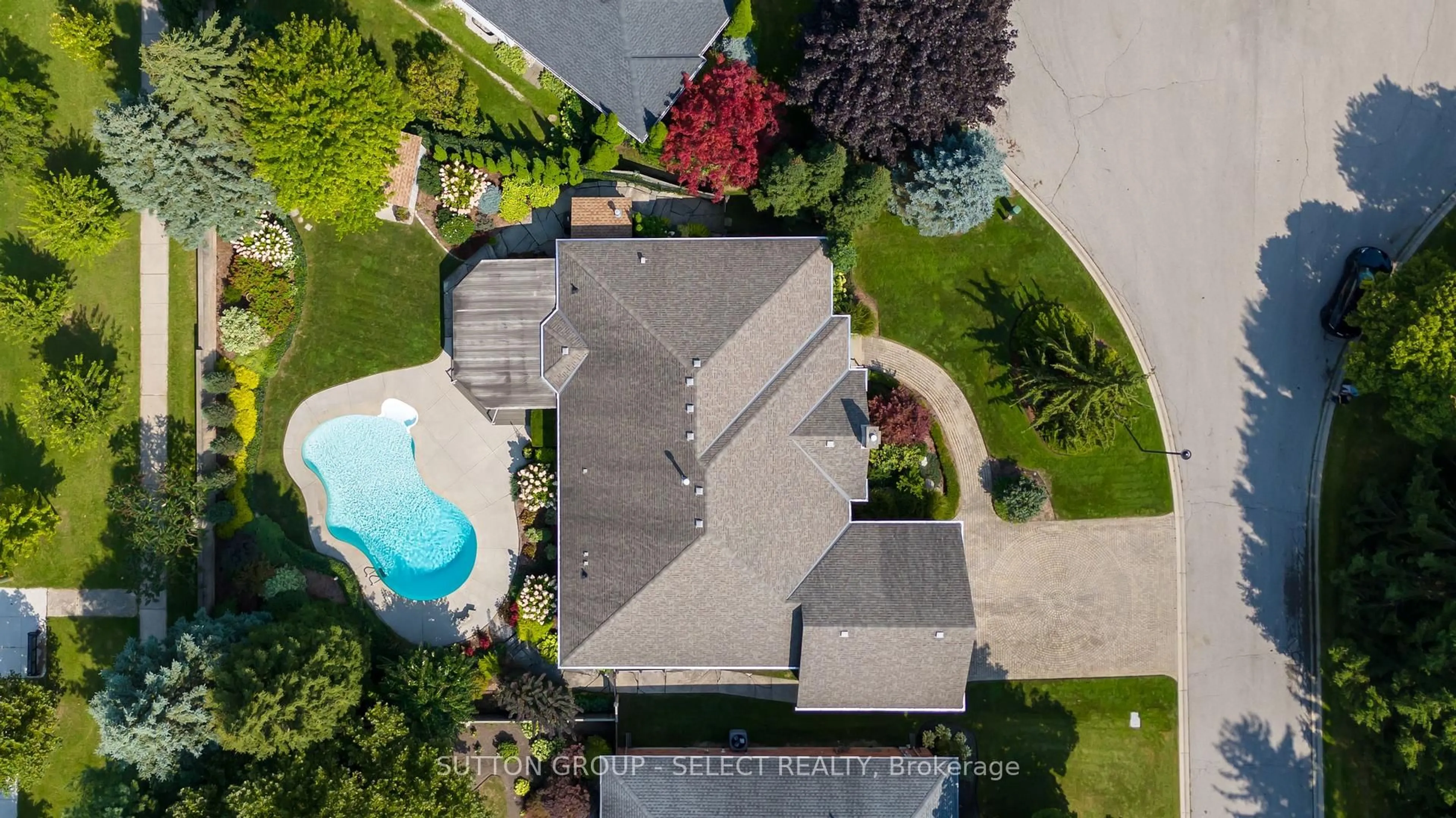 A pic from outside/outdoor area/front of a property/back of a property/a pic from drone, street for 6 Tetherwood Crt, London North Ontario N5X 3W3