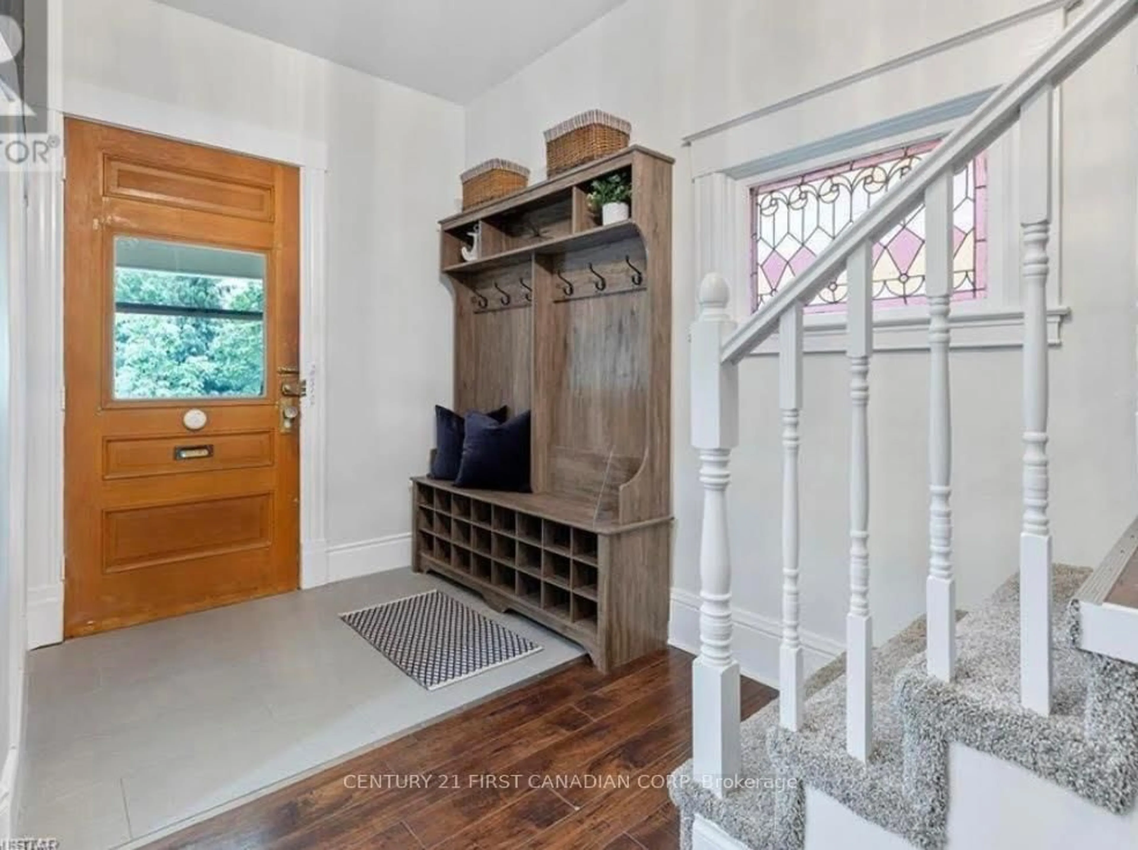 Indoor entryway for 6 Mabel St, St. Thomas Ontario N5R 1Y6