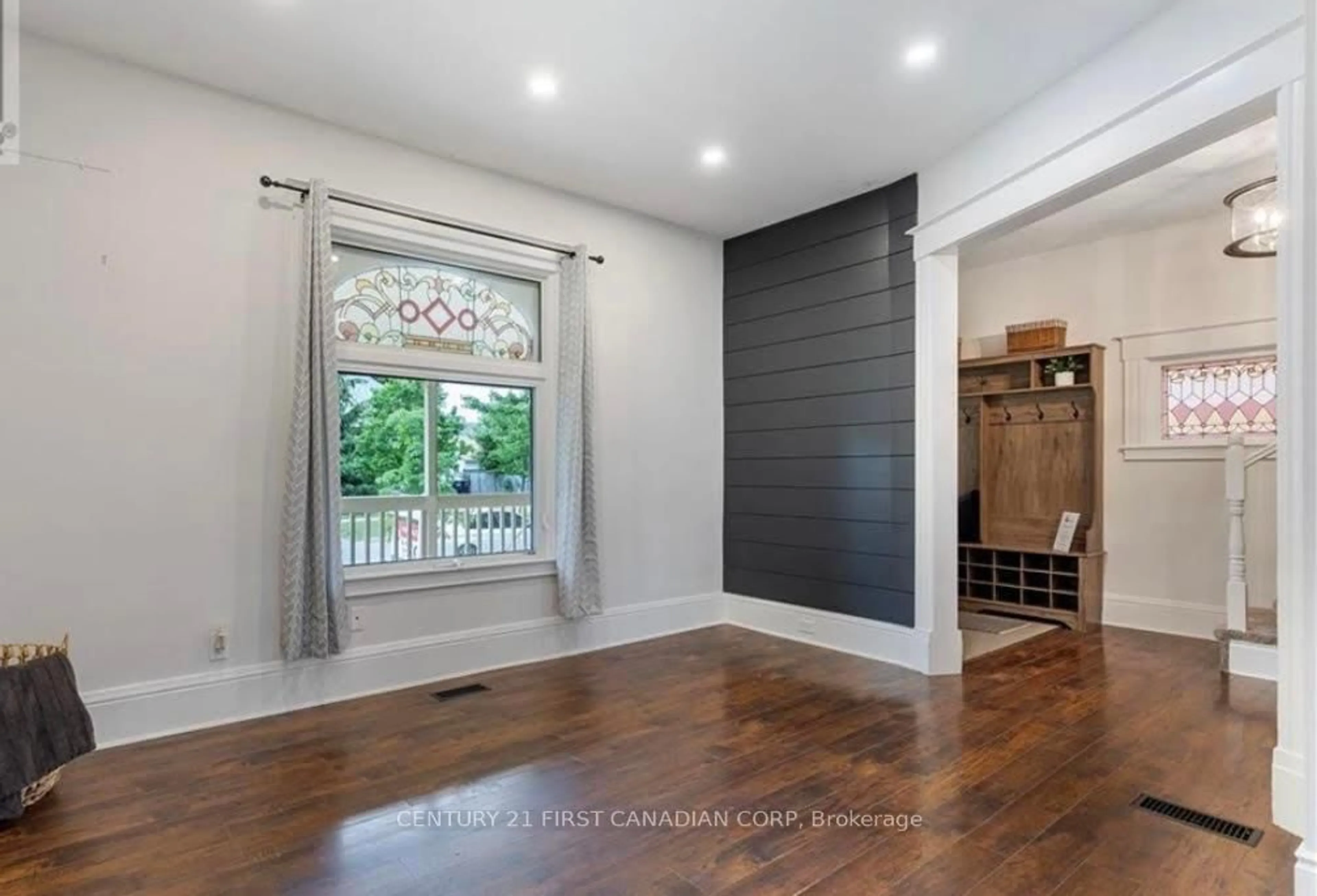 Indoor entryway for 6 Mabel St, St. Thomas Ontario N5R 1Y6