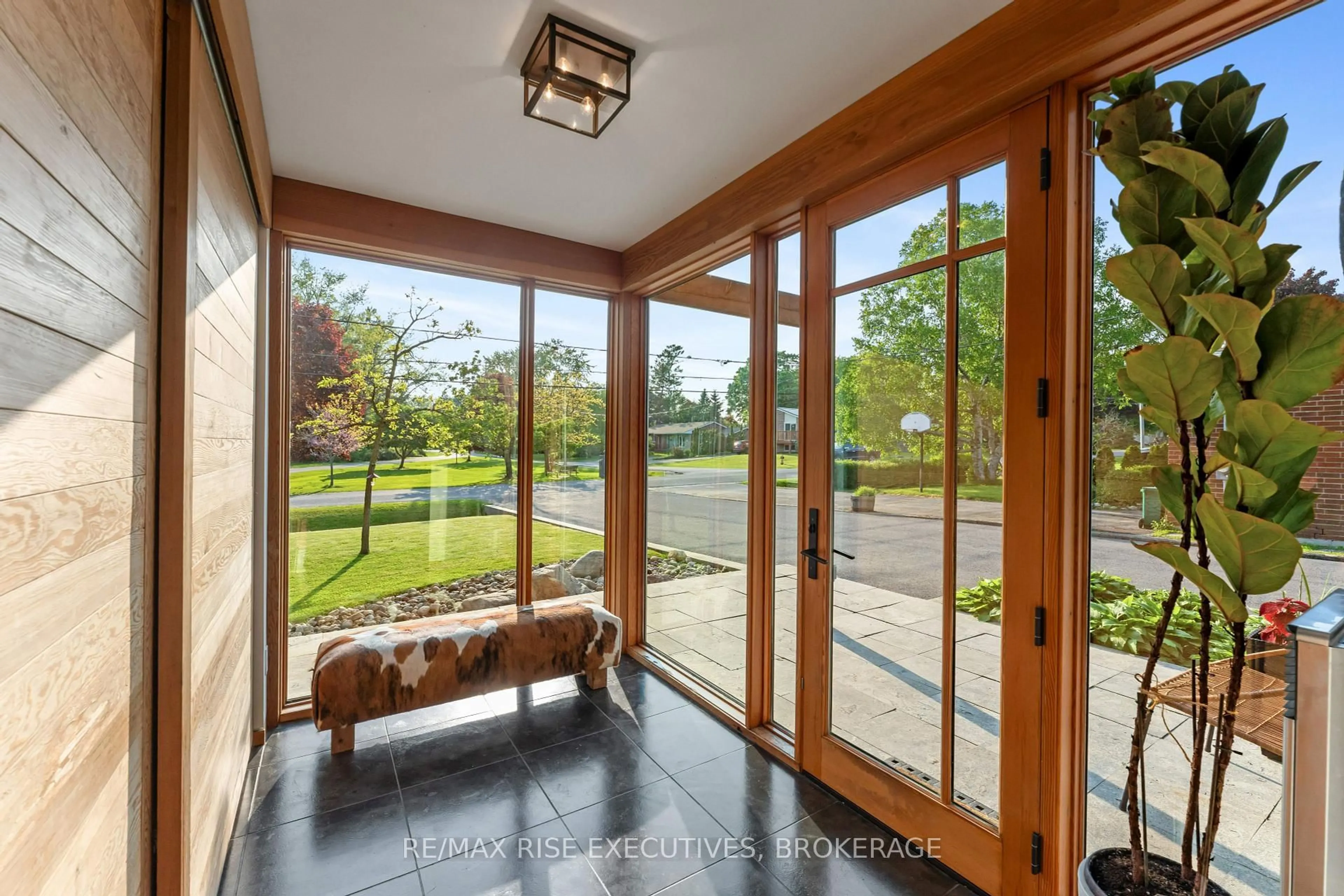 Indoor entryway for 36 Bishop St, Kingston Ontario K7M 3P4
