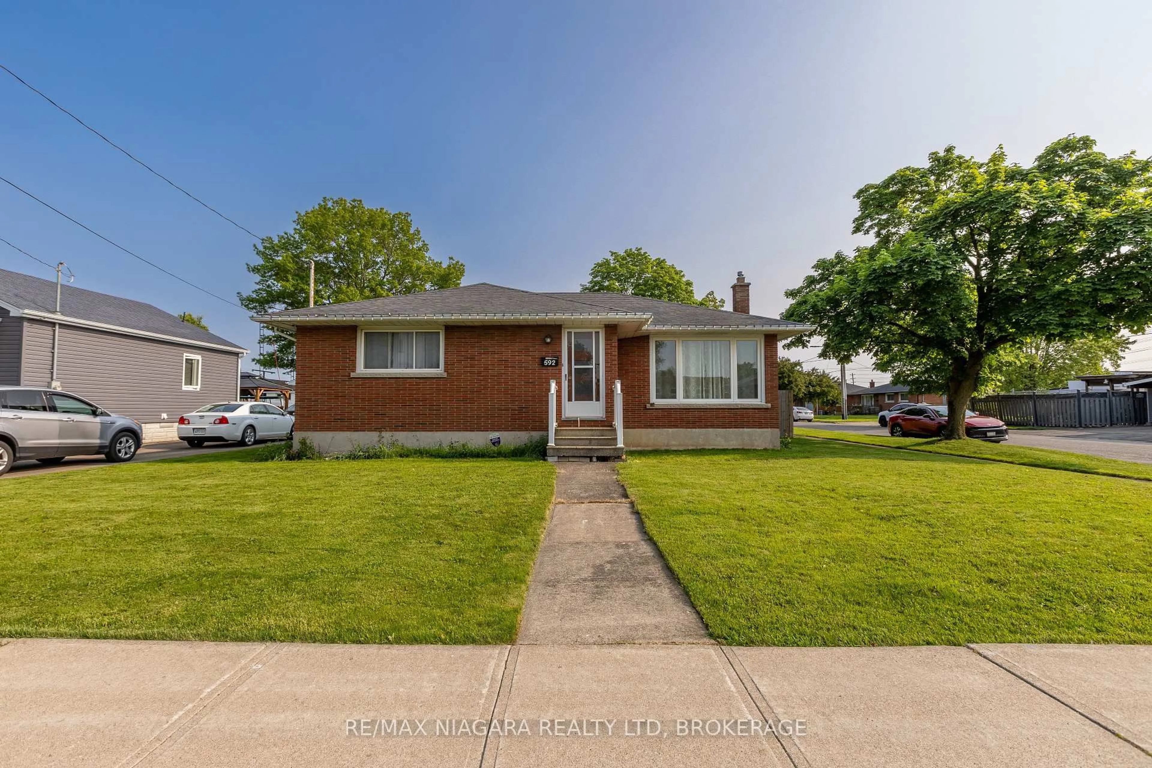 Home with brick exterior material, street for 592 Lincoln St, Welland Ontario L3B 4P9