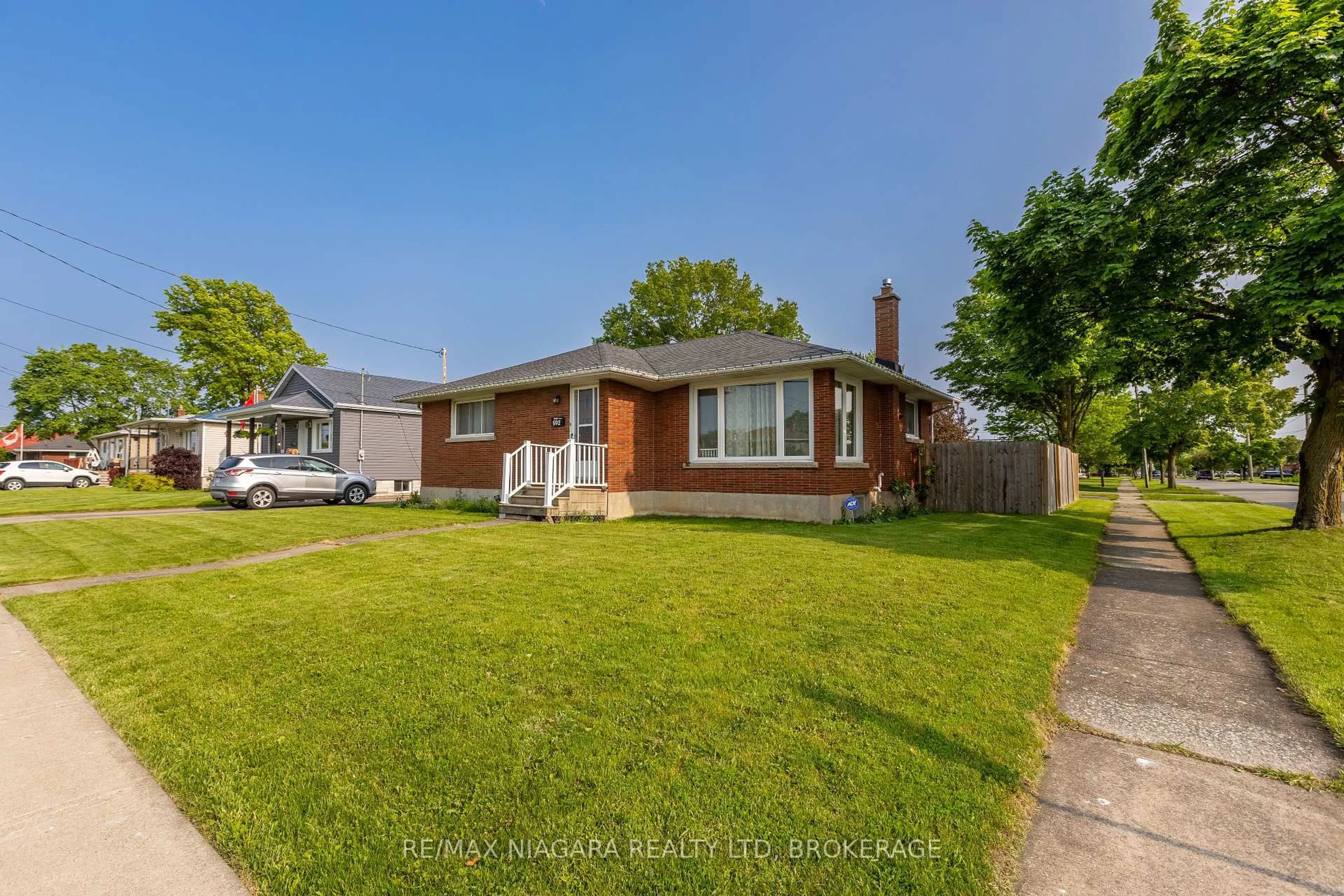 A pic from outside/outdoor area/front of a property/back of a property/a pic from drone, street for 592 Lincoln St, Welland Ontario L3B 4P9