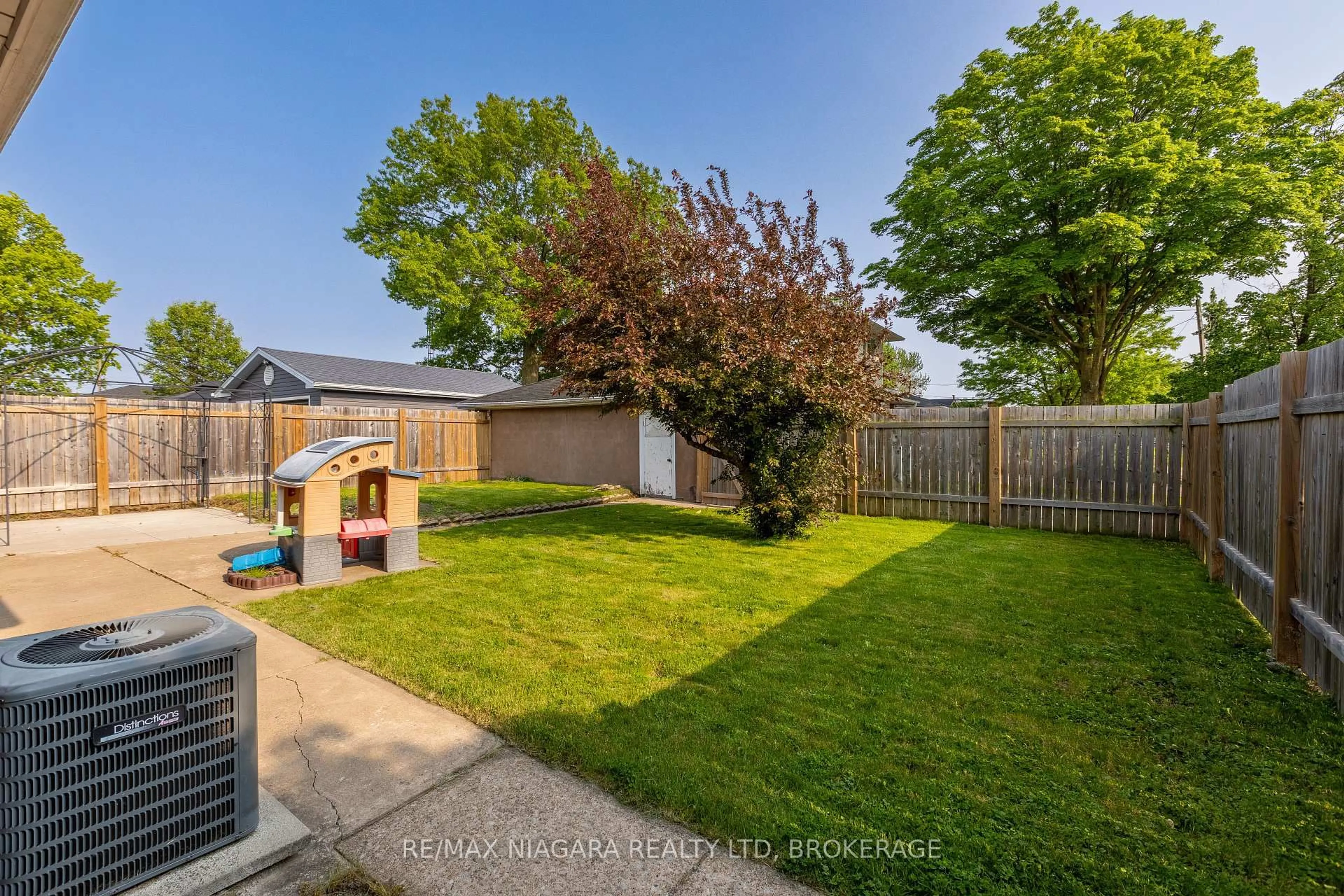 A pic from outside/outdoor area/front of a property/back of a property/a pic from drone, street for 592 Lincoln St, Welland Ontario L3B 4P9