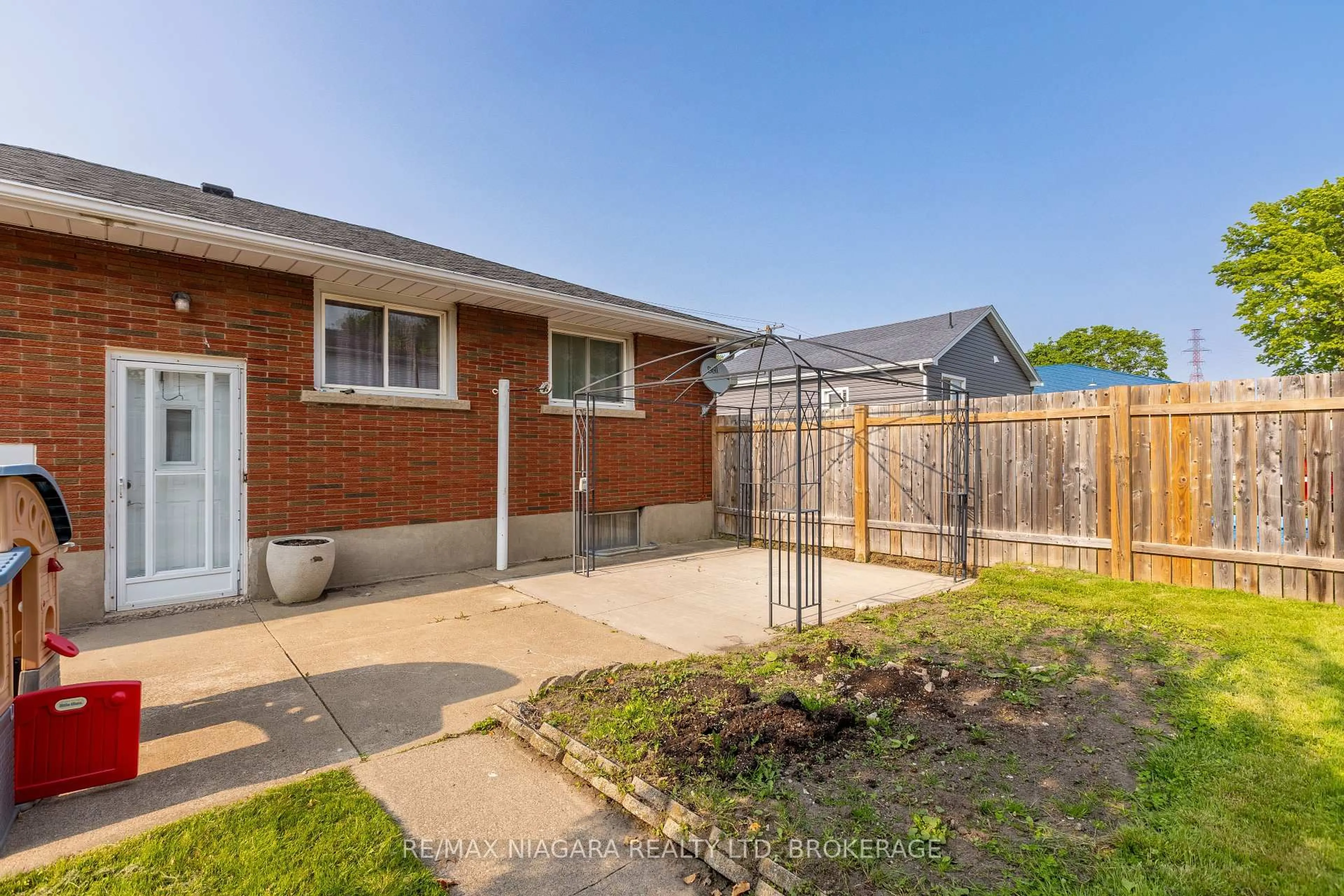 A pic from outside/outdoor area/front of a property/back of a property/a pic from drone, street for 592 Lincoln St, Welland Ontario L3B 4P9
