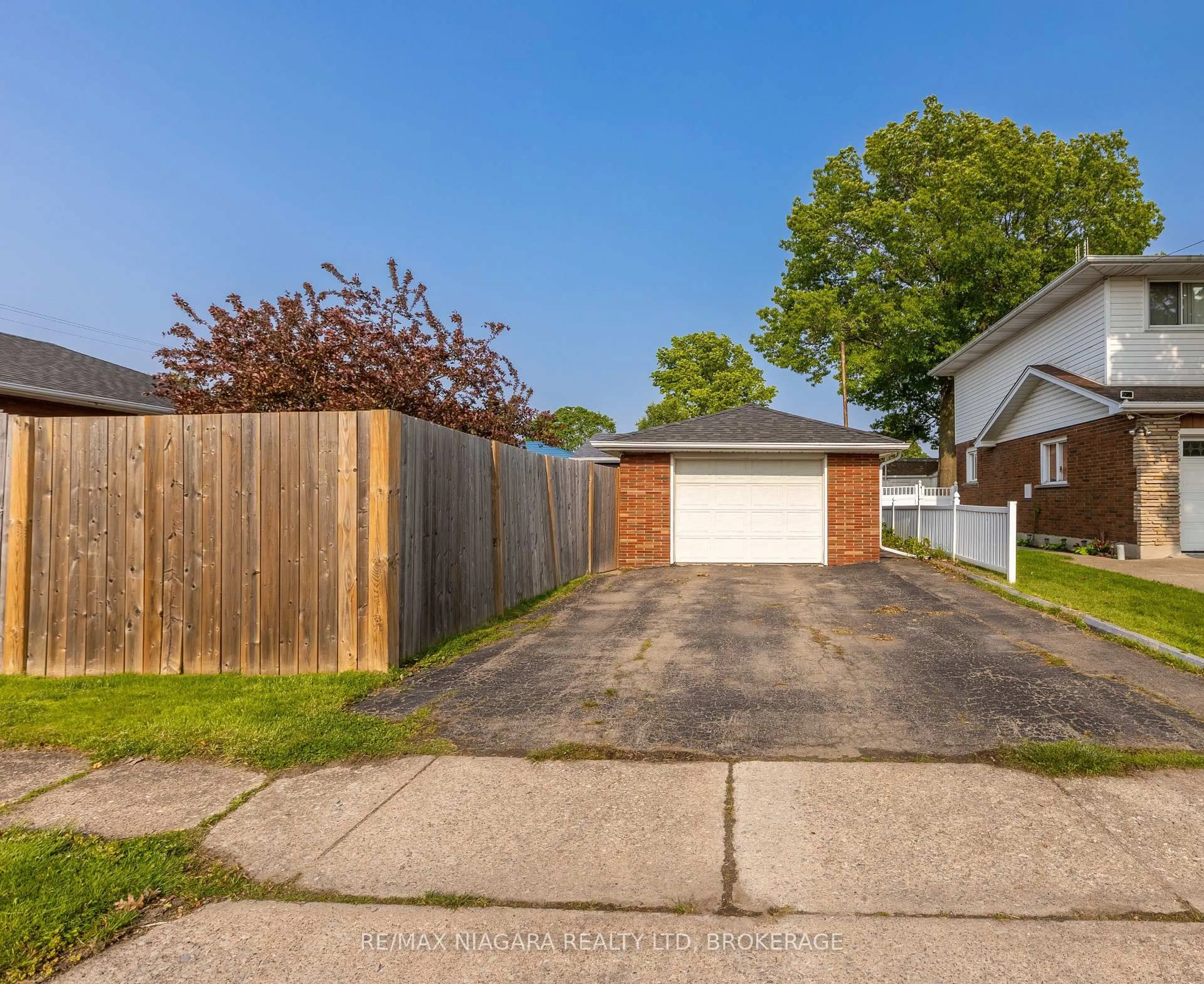 A pic from outside/outdoor area/front of a property/back of a property/a pic from drone, street for 592 Lincoln St, Welland Ontario L3B 4P9