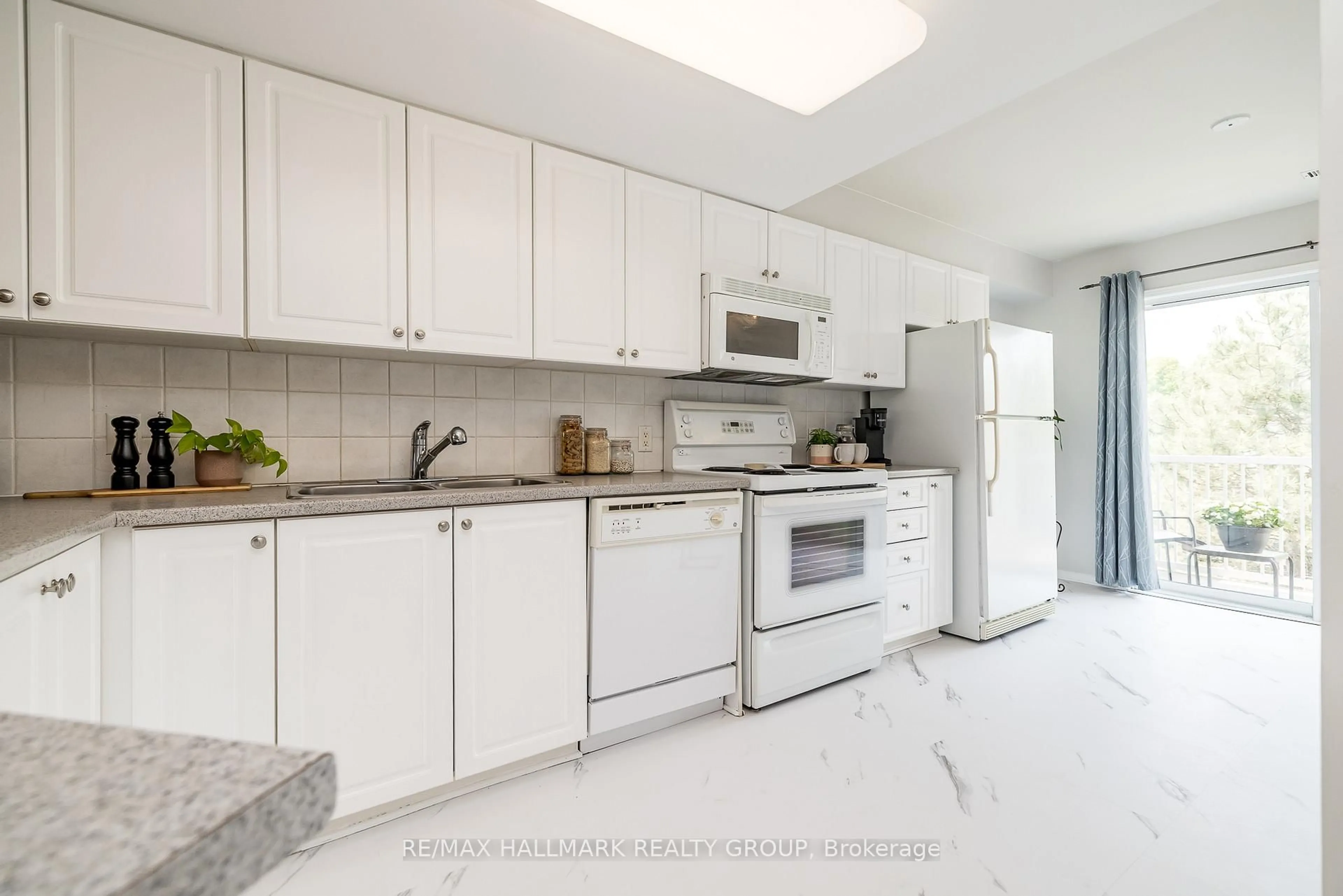 Standard kitchen, ceramic/tile floor for 246 Cresthaven Dr, Ottawa Ontario K2G 6W4