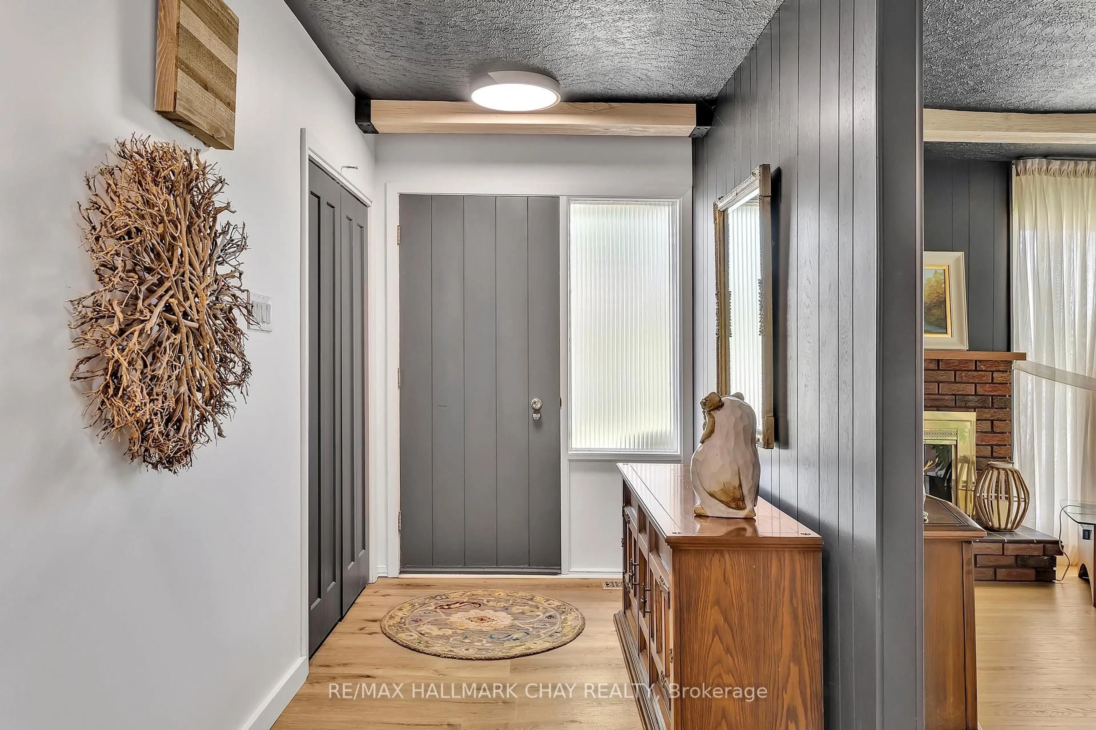 Indoor entryway for 1009 FAIRBAIRN St, Peterborough North Ontario K9K 1C1