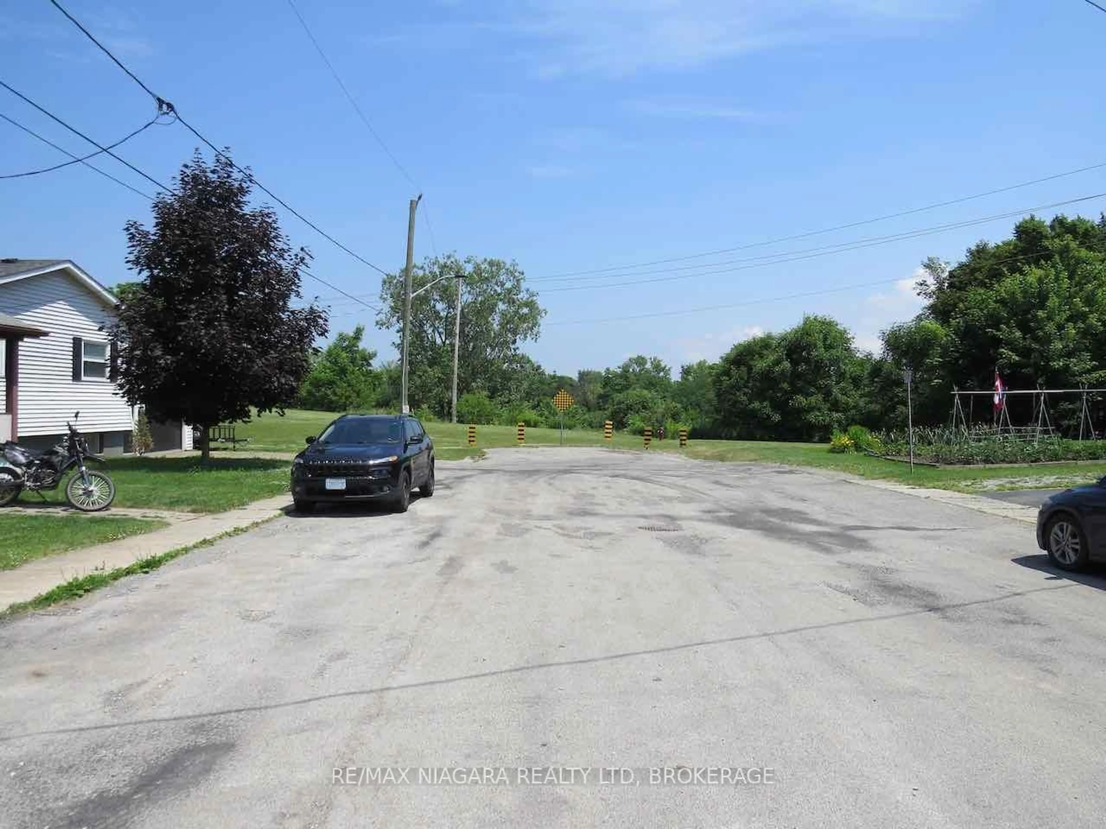 Parking for 52 Mccormick St, Welland Ontario L3C 4L9