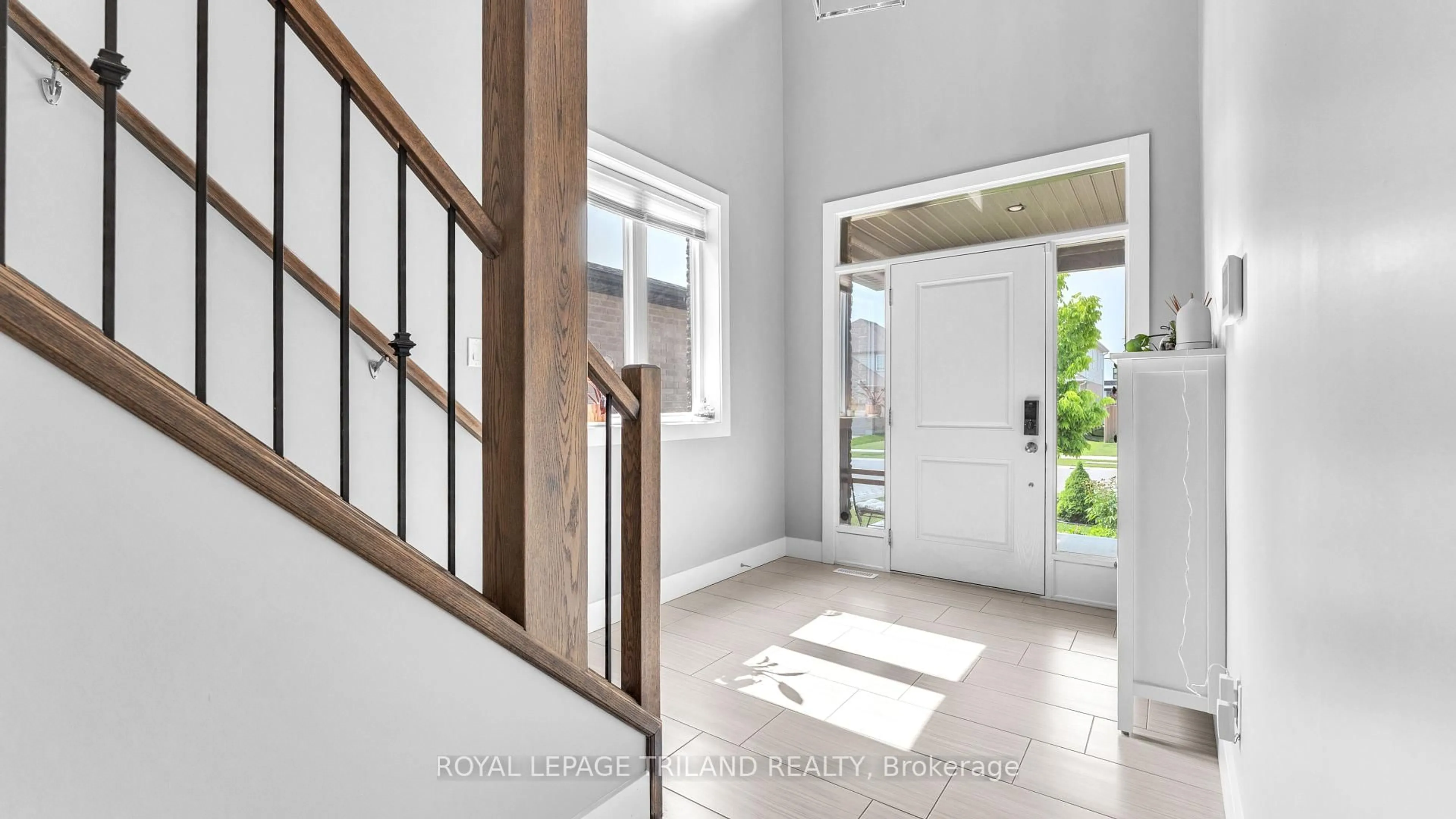 Indoor entryway for 500 Sophia Cres, London North Ontario N6G 0T5