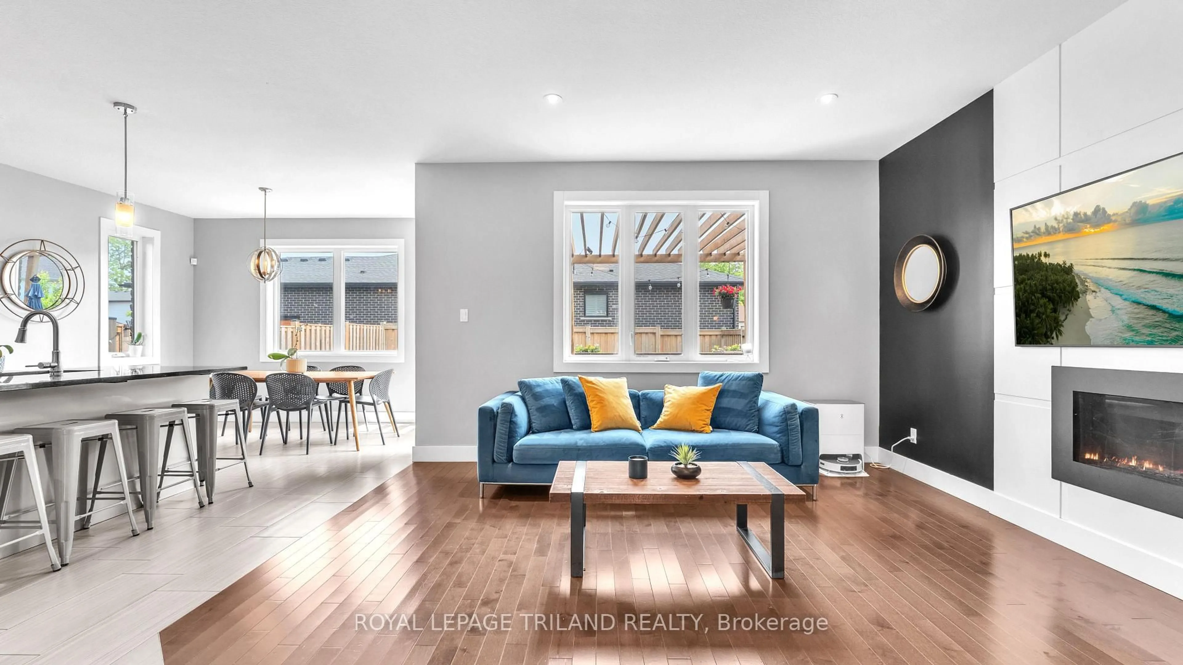 Living room with furniture, unknown for 500 Sophia Cres, London North Ontario N6G 0T5
