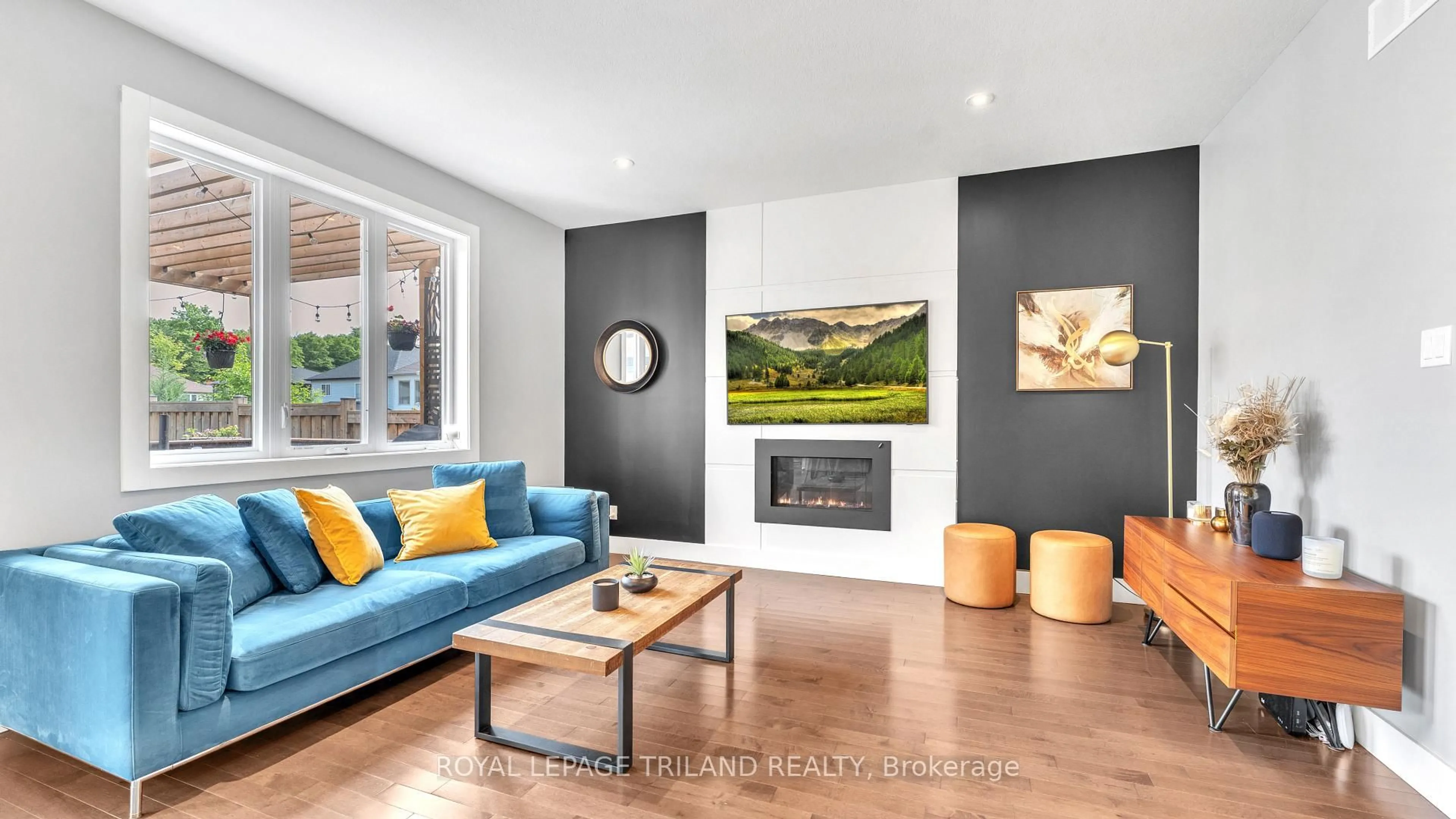 Living room with furniture, wood/laminate floor for 500 Sophia Cres, London North Ontario N6G 0T5