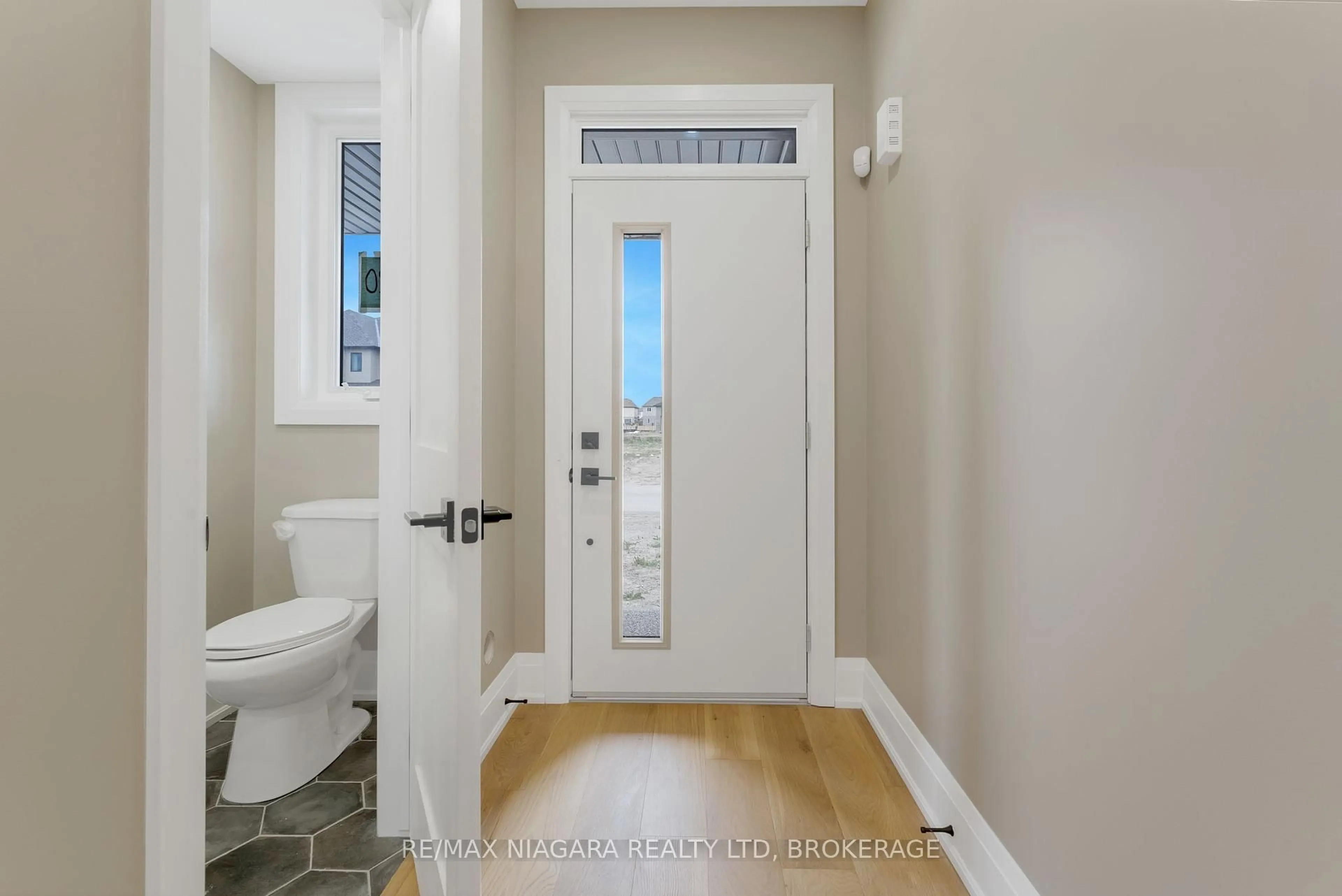 Indoor entryway for 6216 Curlin Cres, Niagara Falls Ontario L2H 0B8