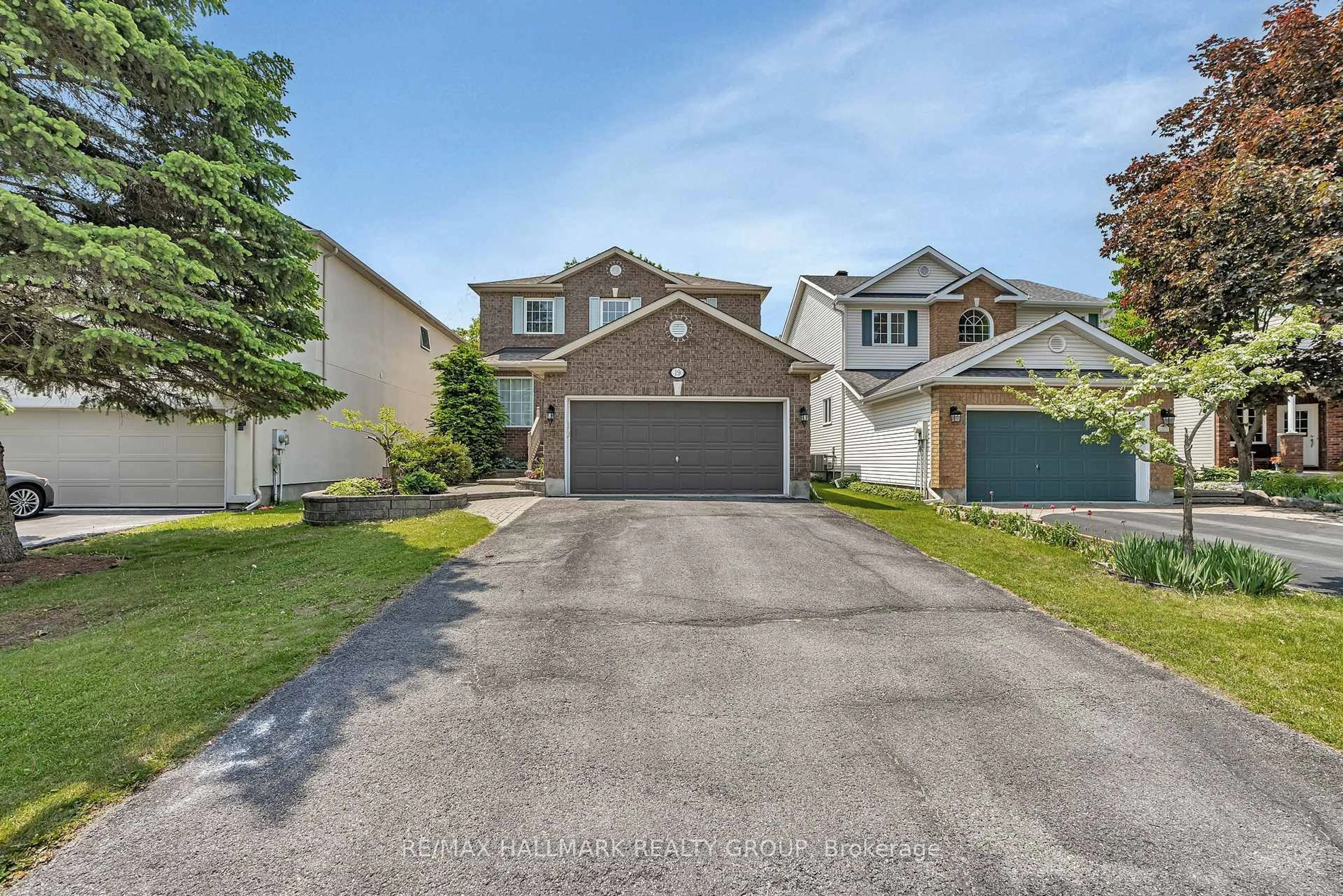 A pic from outside/outdoor area/front of a property/back of a property/a pic from drone, street for 19 LANGFORD Cres, Ottawa Ontario K2K 2N5