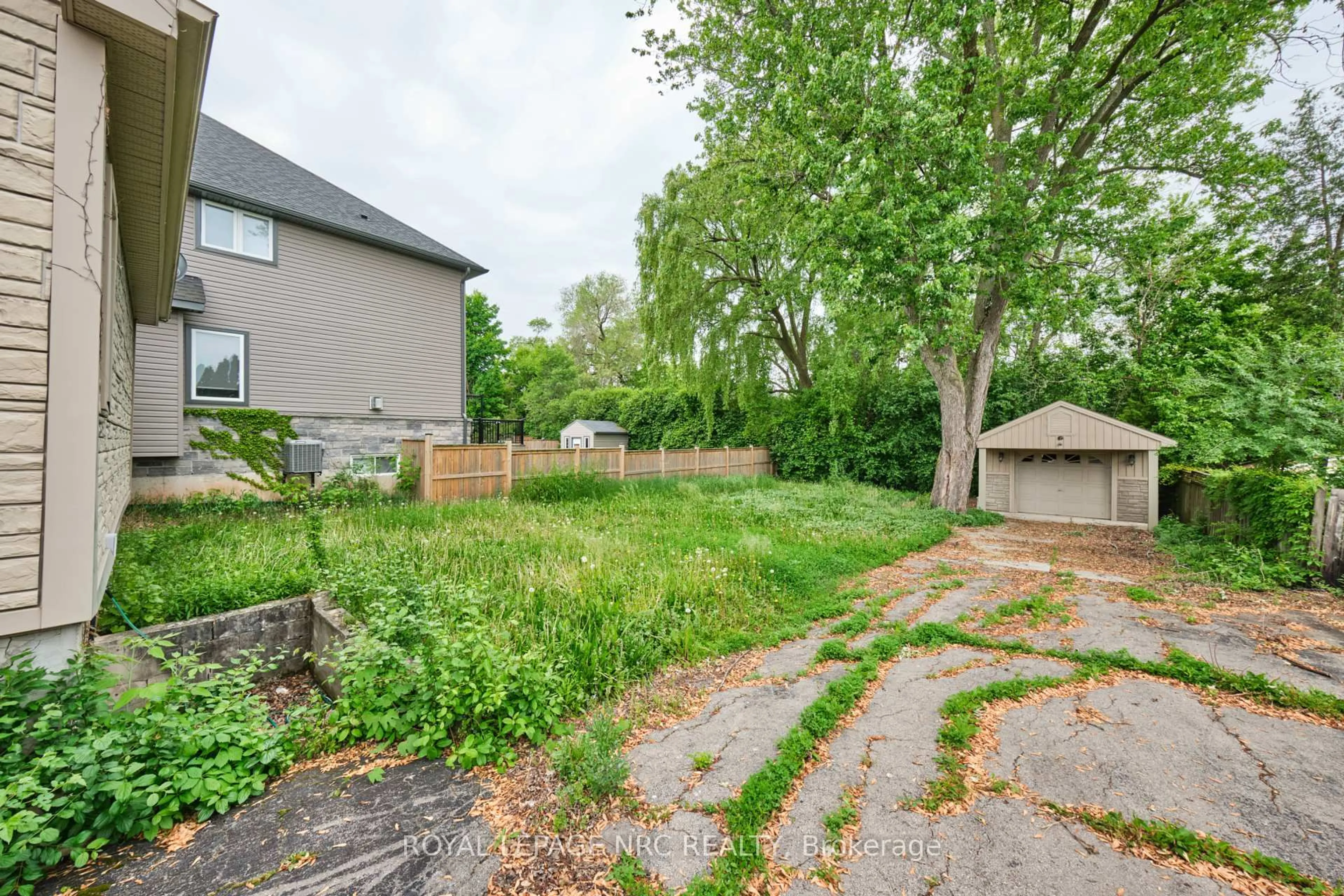 Patio, street for 27 Chester Rd, Hamilton Ontario L8E 1X8