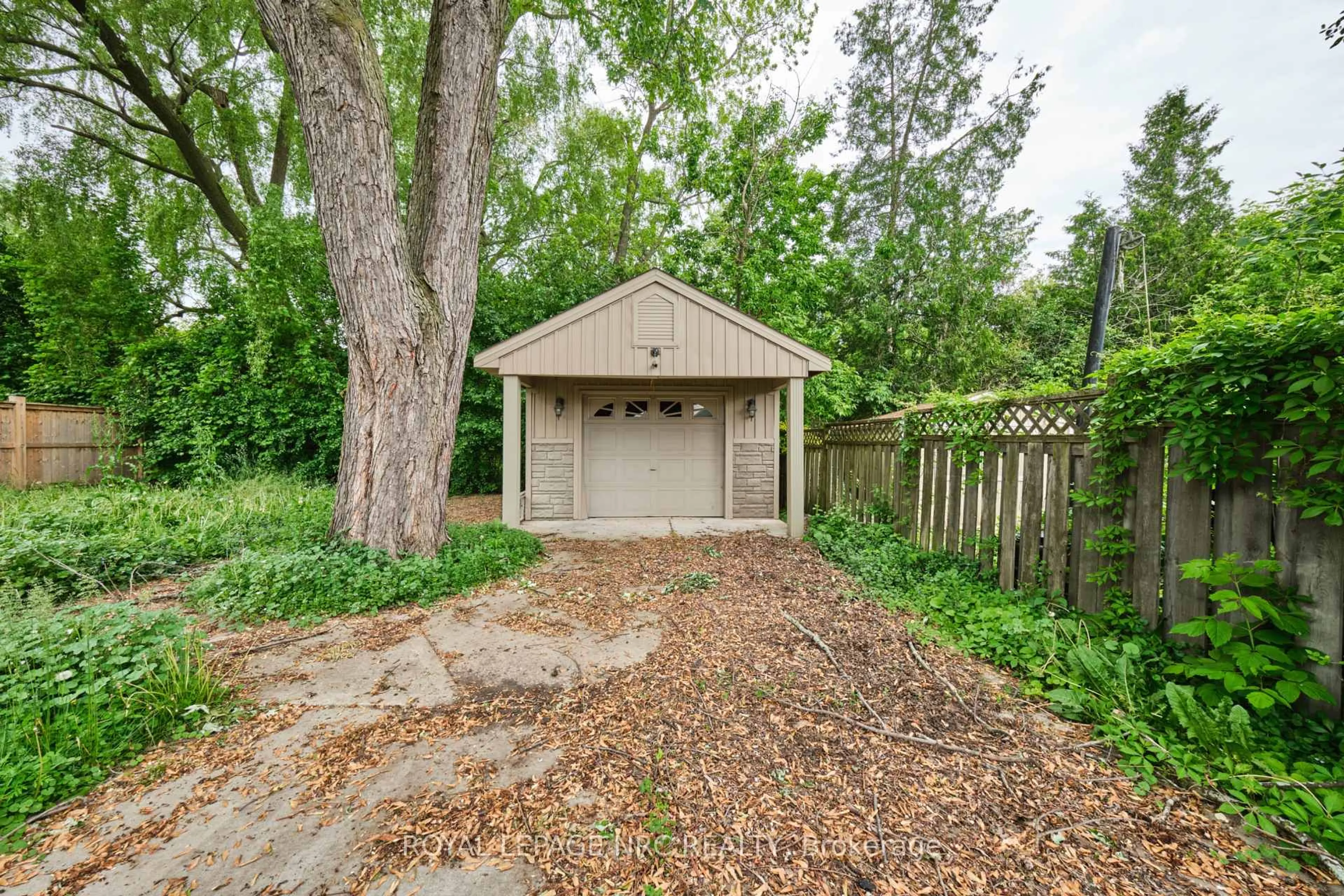 Shed for 27 Chester Rd, Hamilton Ontario L8E 1X8