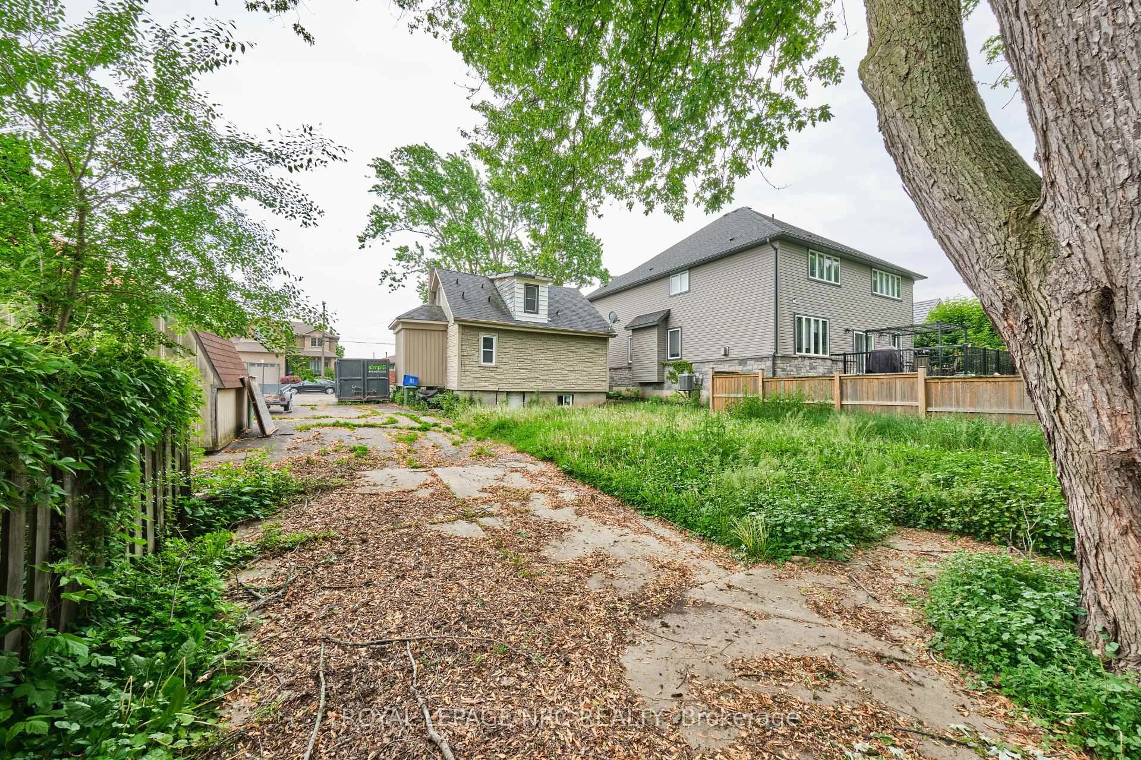 Patio, street for 27 Chester Rd, Hamilton Ontario L8E 1X8