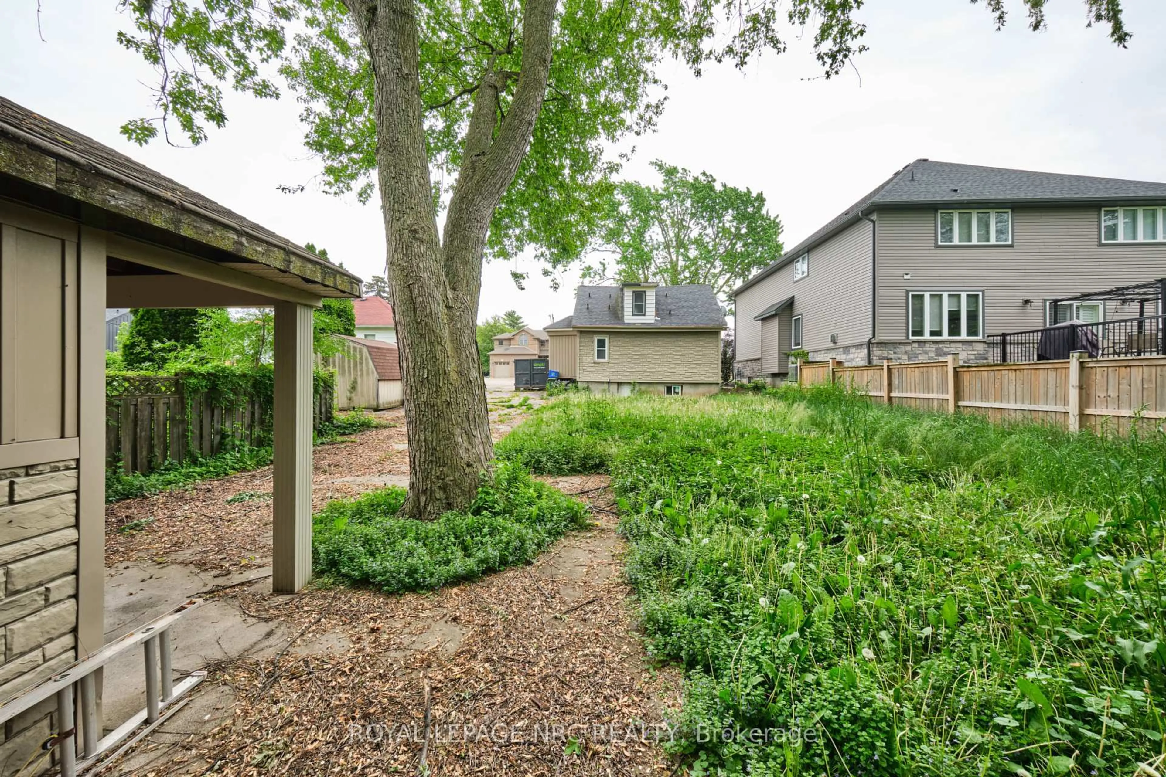 Patio, street for 27 Chester Rd, Hamilton Ontario L8E 1X8