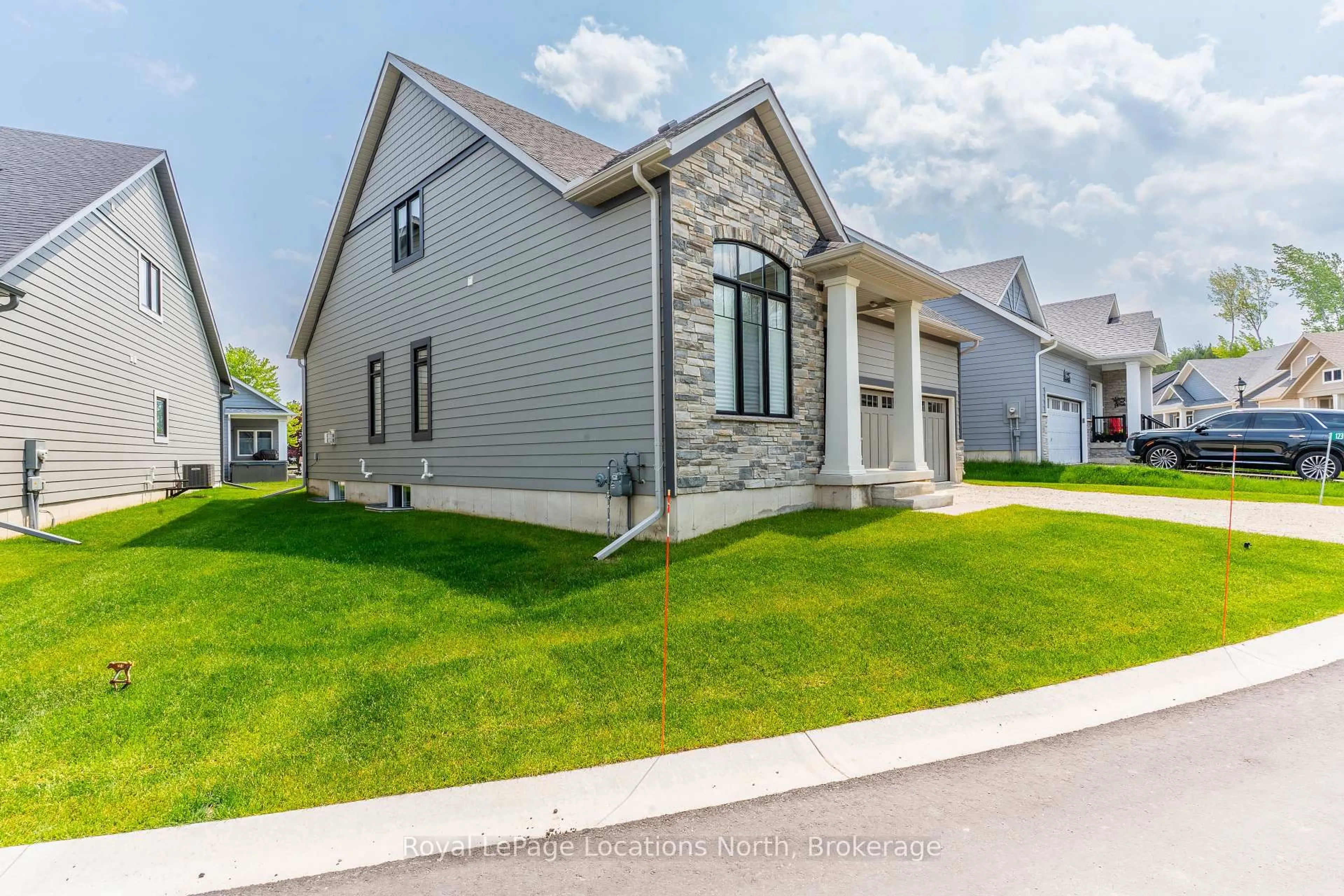 Home with vinyl exterior material, street for 123 Beacon Dr, Blue Mountains Ontario N0H 2P0