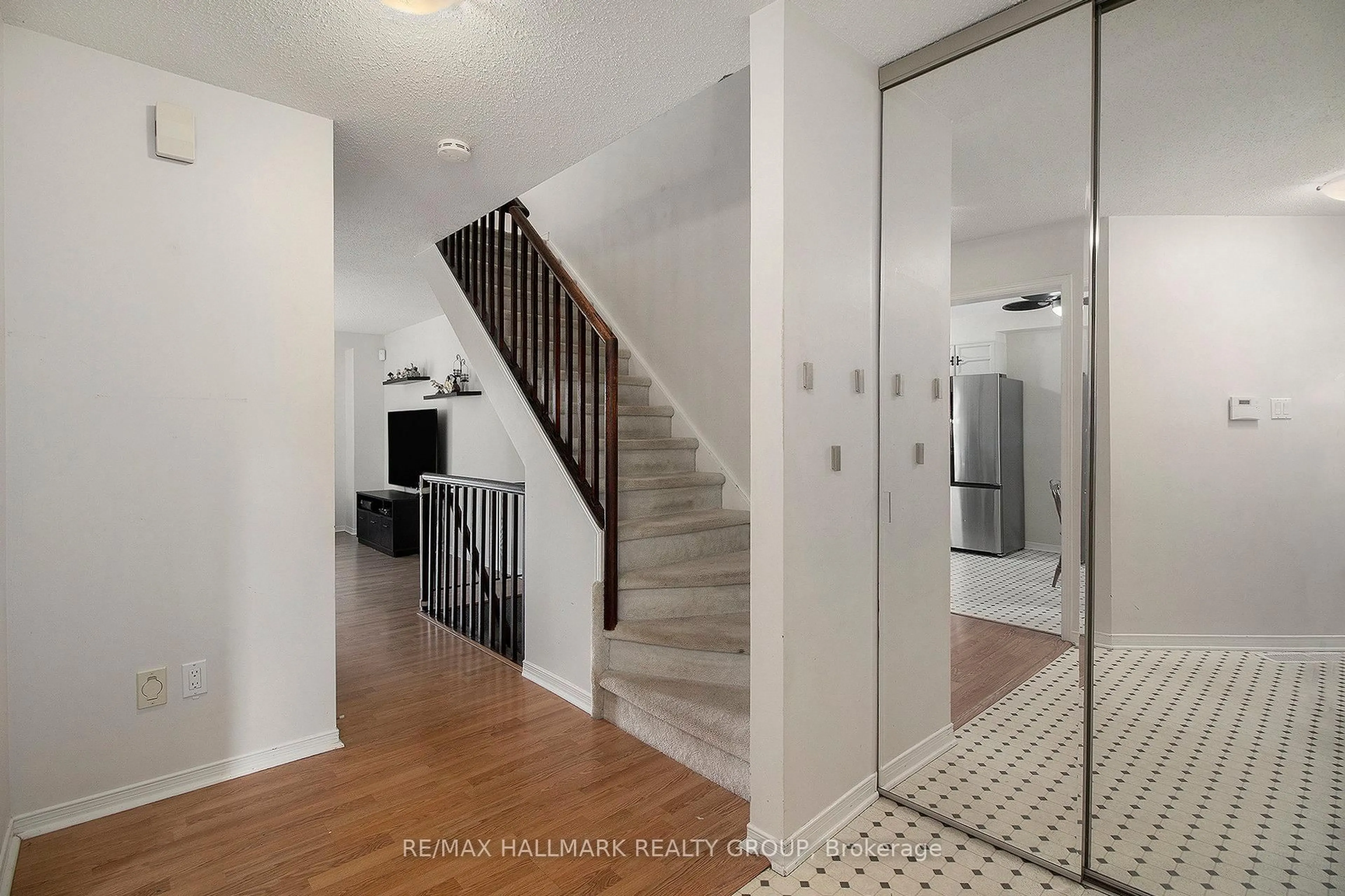 Indoor entryway for 1435 Caravel Cres, Ottawa Ontario K1E 3P5