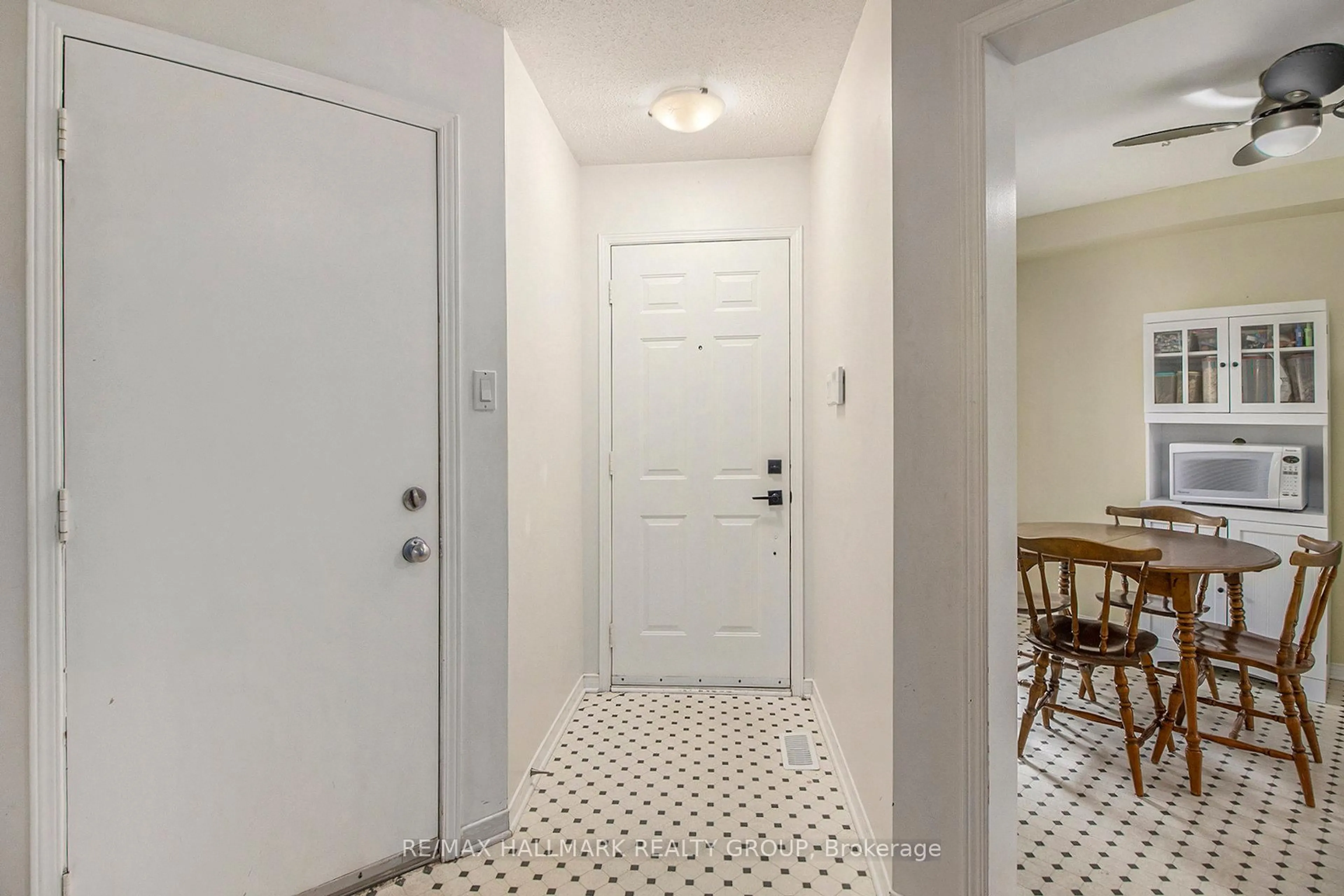 Indoor entryway for 1435 Caravel Cres, Ottawa Ontario K1E 3P5