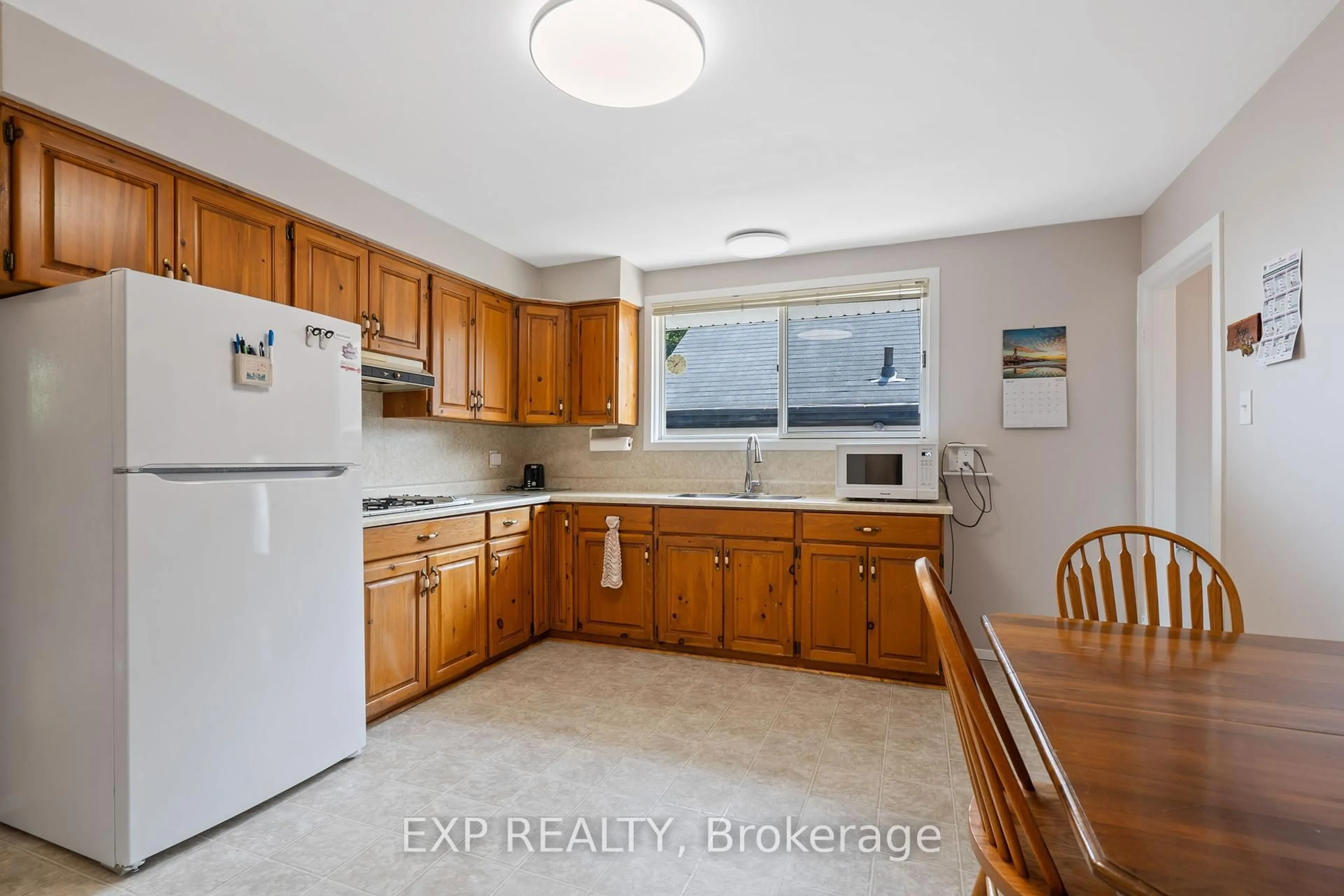 Standard kitchen, ceramic/tile floor for 42 Empire St, London East Ontario N5Y 1G7