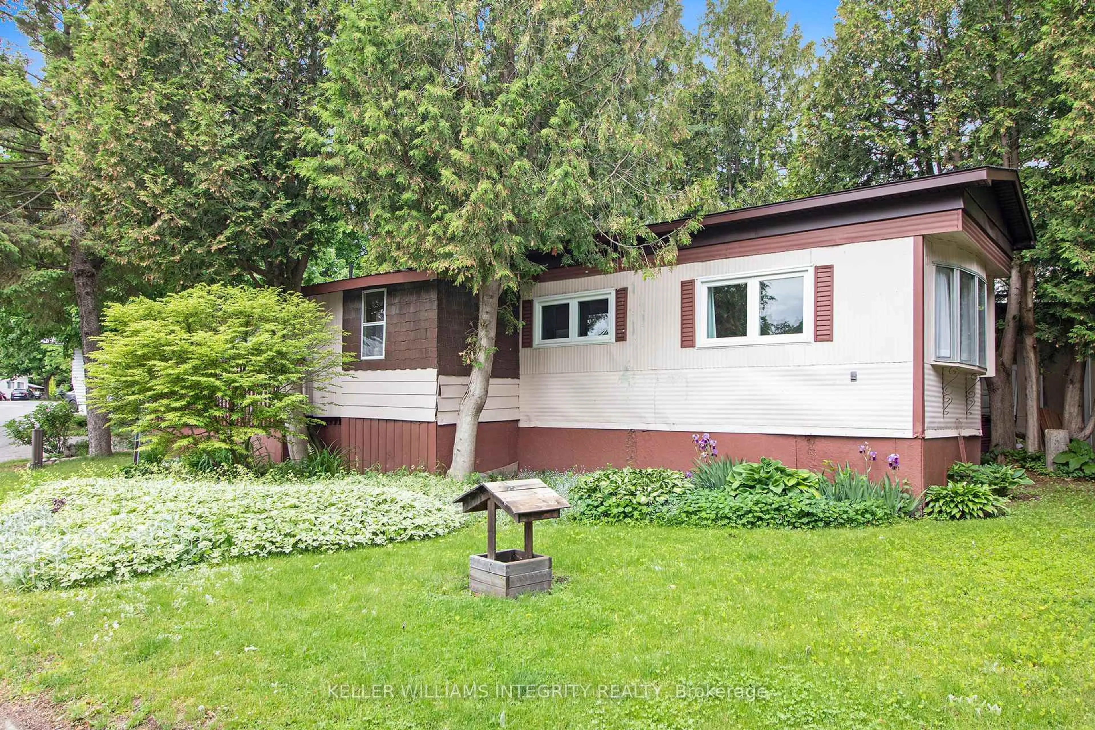Home with vinyl exterior material, unknown for 33 Bradley Green Crt, Ottawa Ontario K2S 1B7