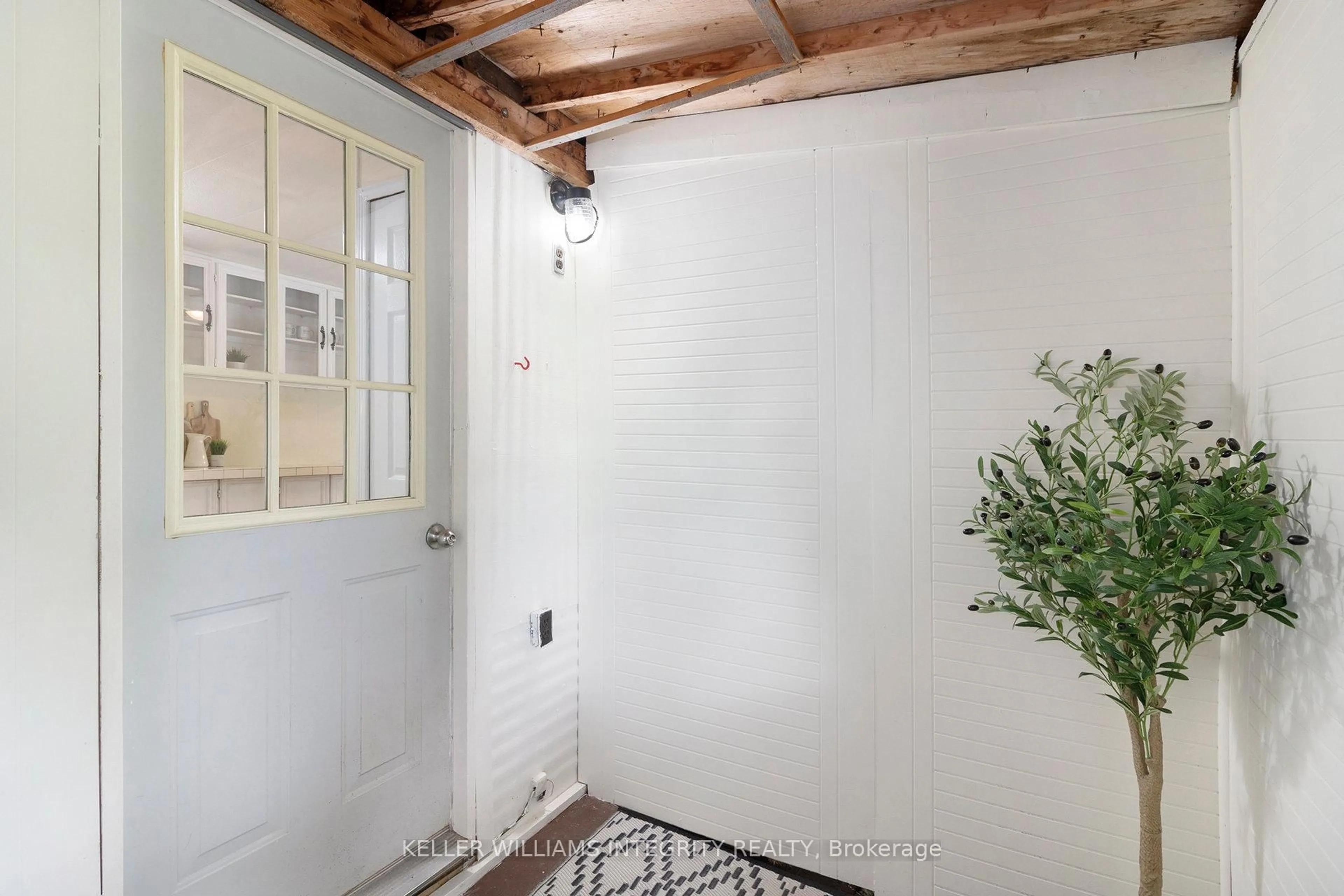 Indoor entryway for 33 Bradley Green Crt, Ottawa Ontario K2S 1B7