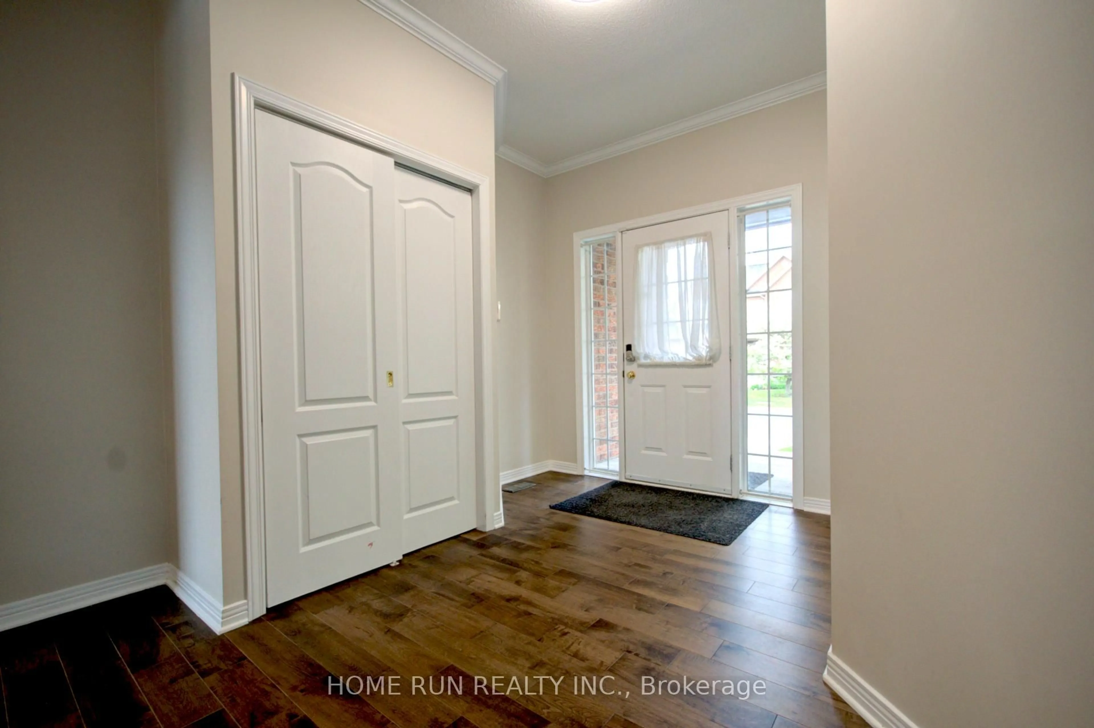 Indoor entryway for 3507 WYMAN Cres, Ottawa Ontario K1V 0Y8