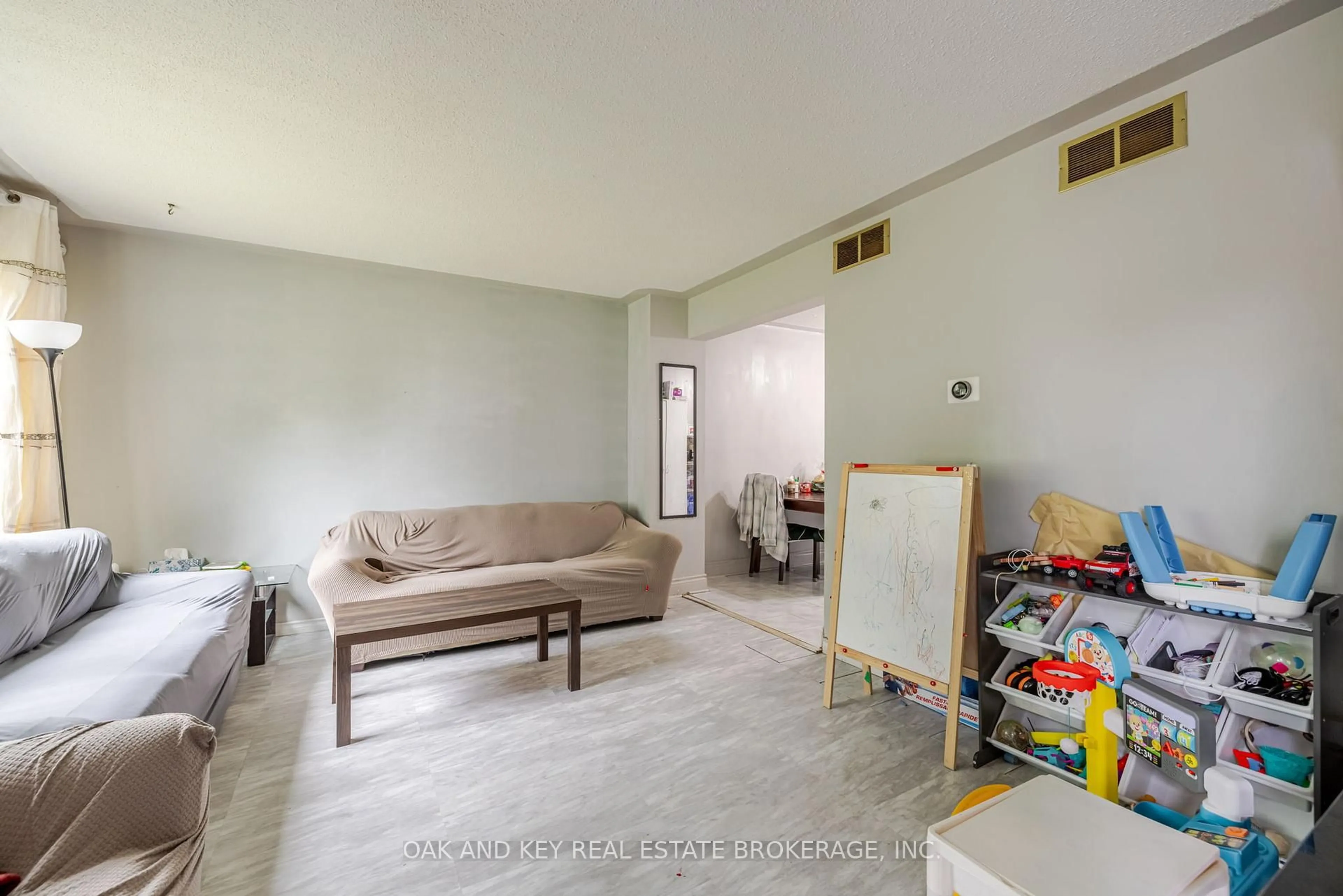 A pic of a room for 800 Monsarrat Ave, London East Ontario N5Y 4Y6
