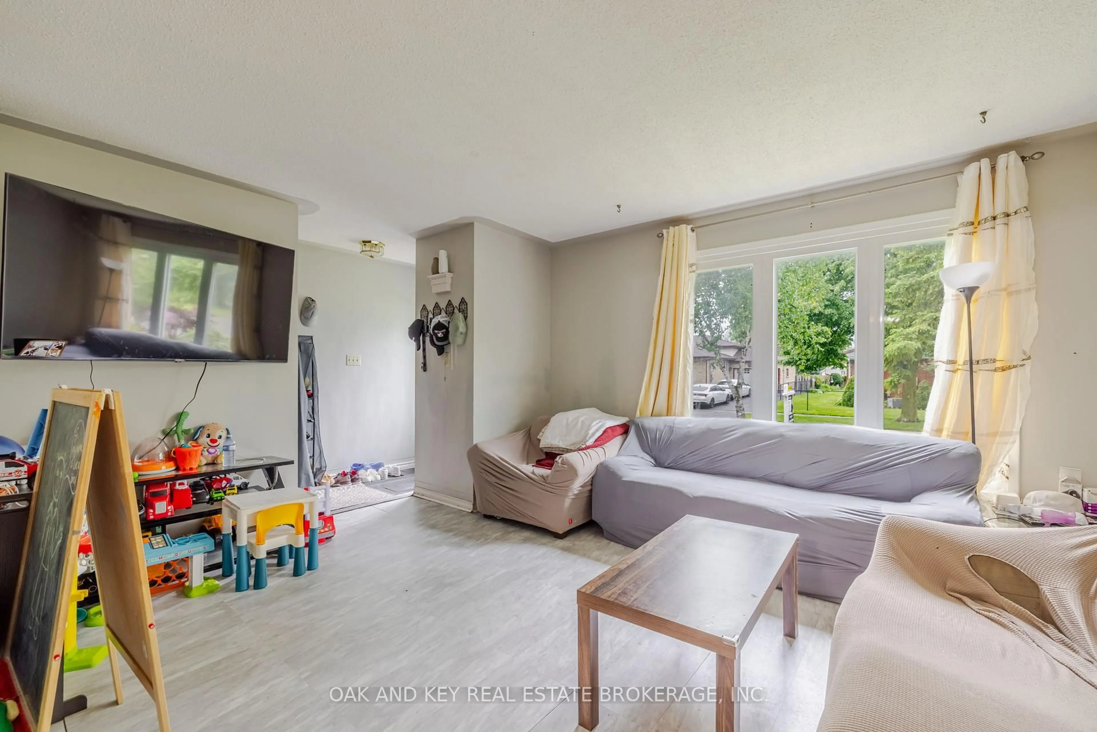 Living room with furniture, unknown for 800 Monsarrat Ave, London East Ontario N5Y 4Y6