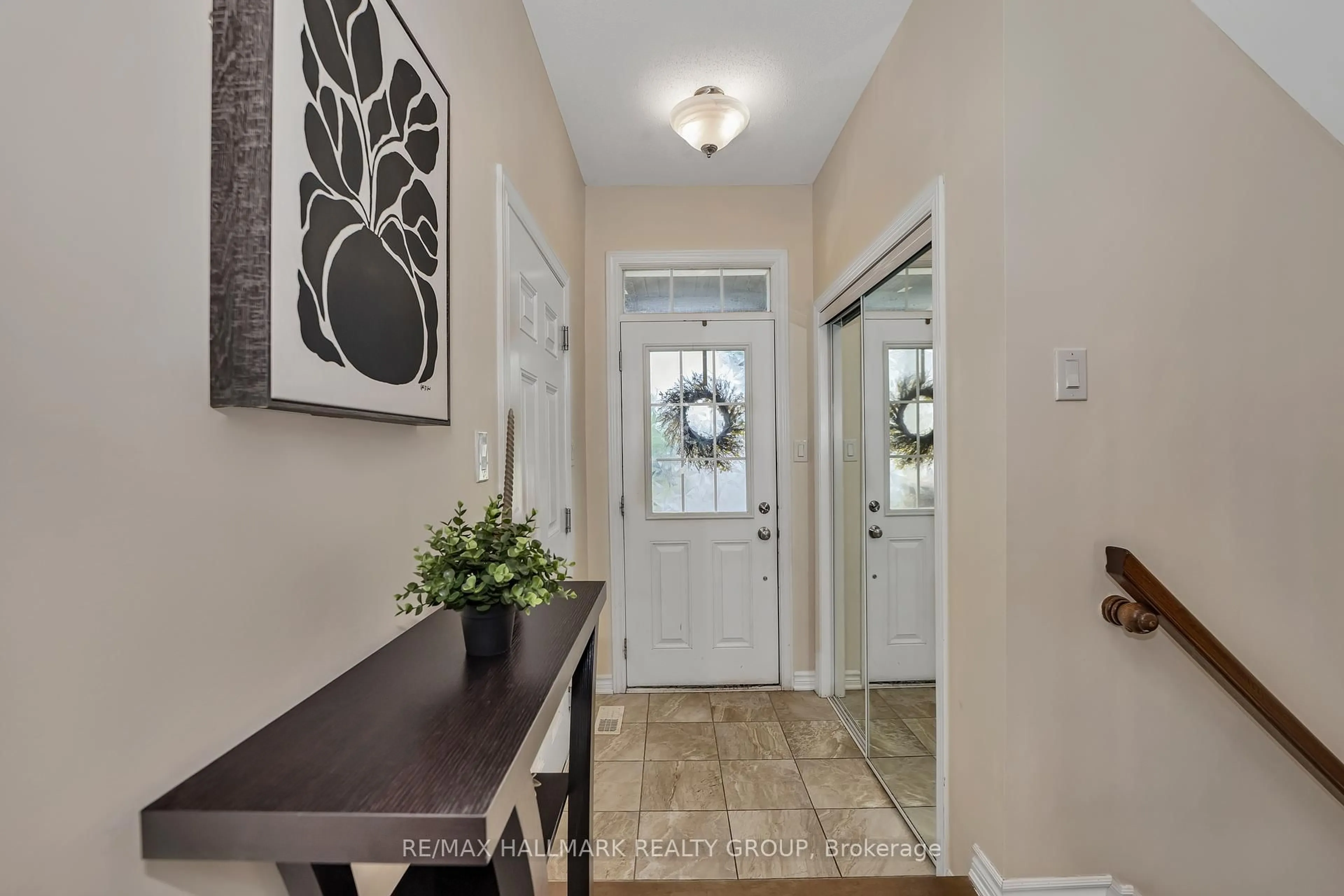 Indoor entryway for 334 ASTELIA Cres, Ottawa Ontario K2S 0W7
