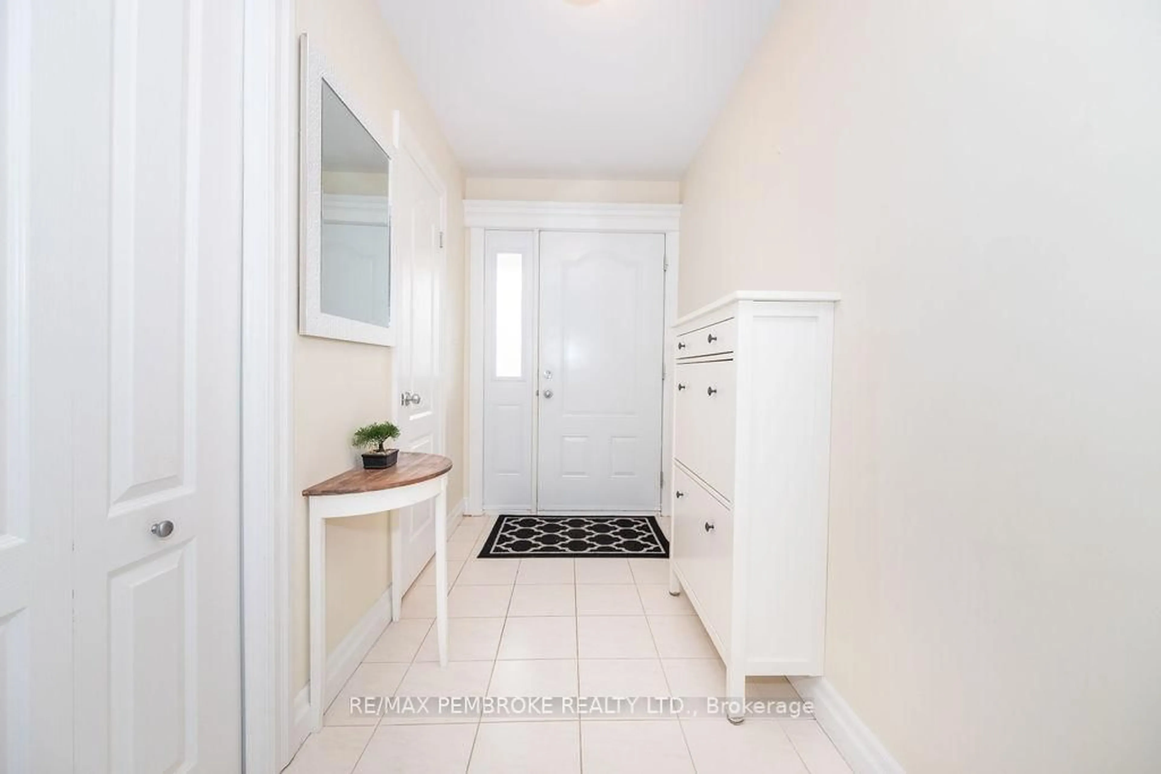 Indoor entryway for 7 Vermont Meadows, Petawawa Ontario K8H 3N3