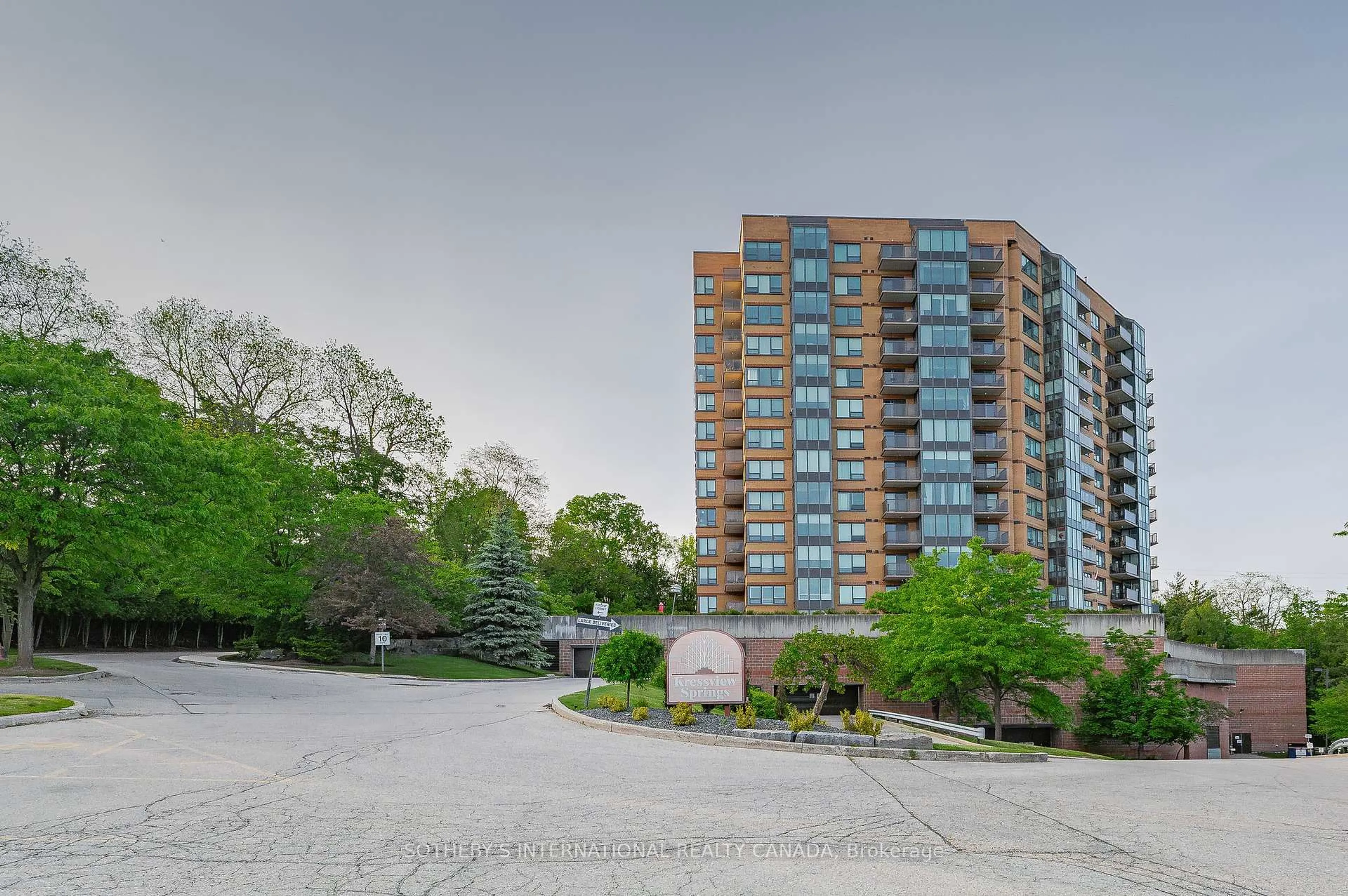 A pic from outside/outdoor area/front of a property/back of a property/a pic from drone, unknown for 237 King St #1003, Waterloo Ontario N3H 5L2