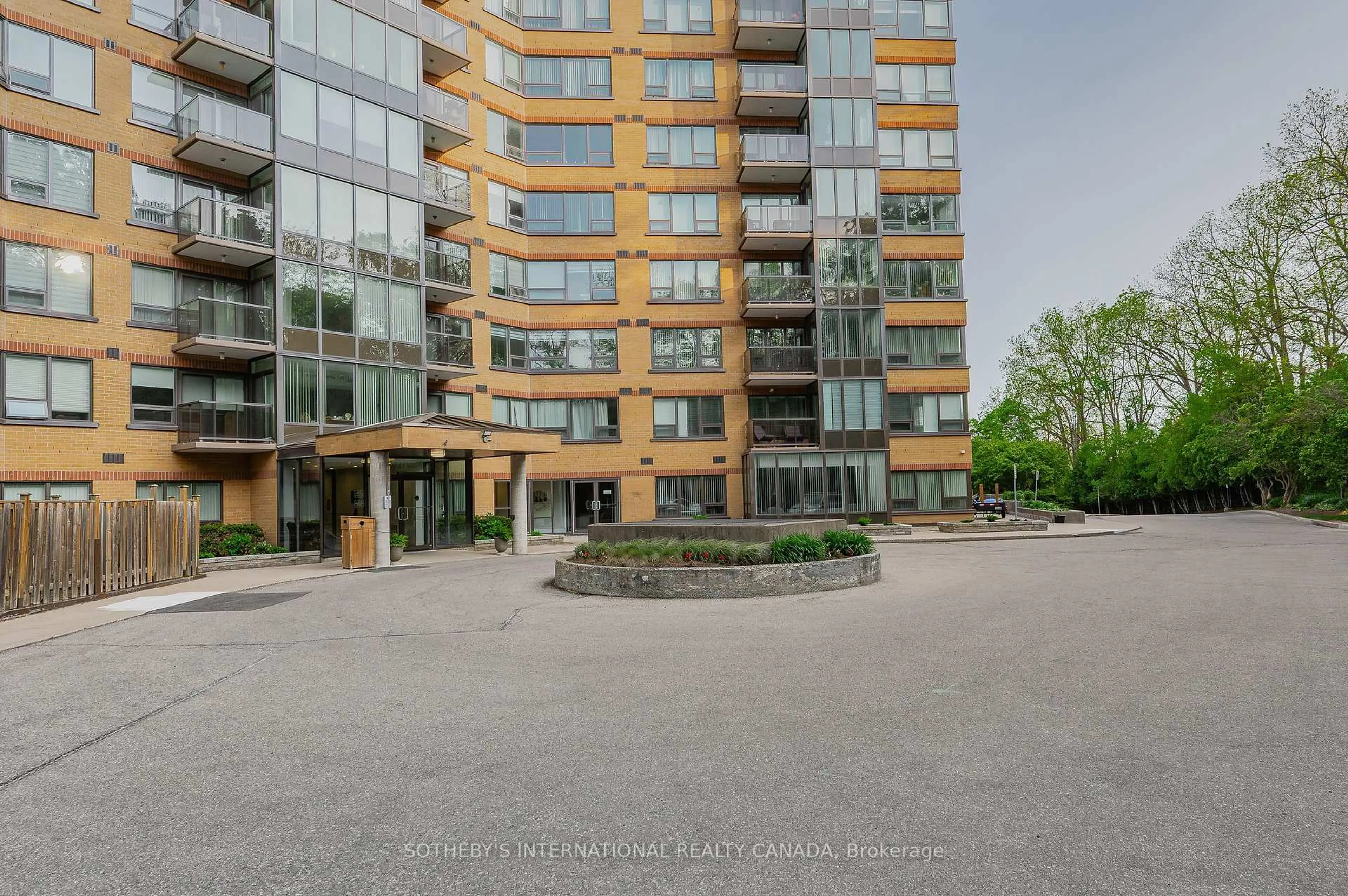 A pic from outside/outdoor area/front of a property/back of a property/a pic from drone, unknown for 237 King St #1003, Waterloo Ontario N3H 5L2