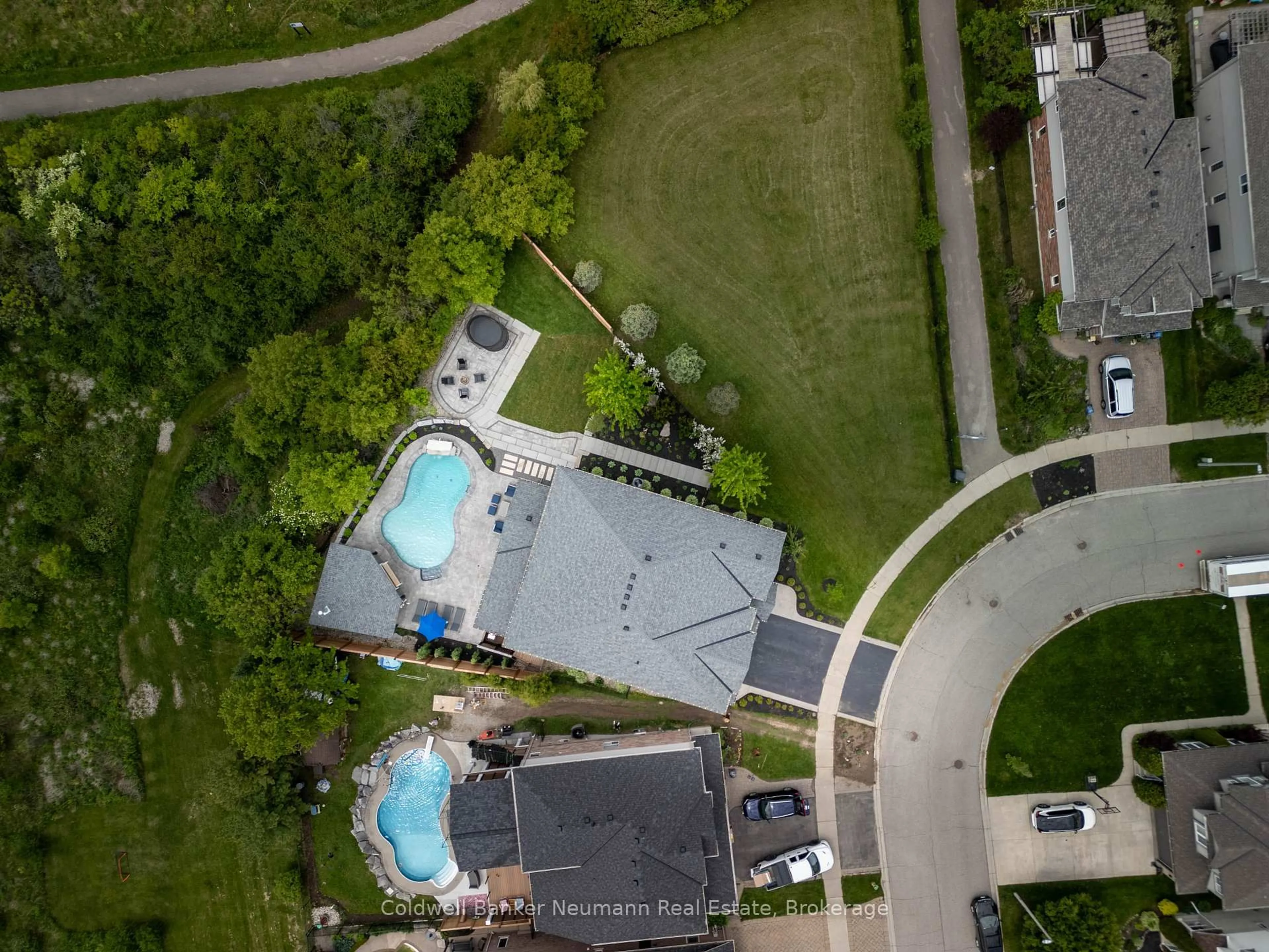 A pic from outside/outdoor area/front of a property/back of a property/a pic from drone, unknown for 22 Hilltop Rd, Guelph Ontario N1E 7L4