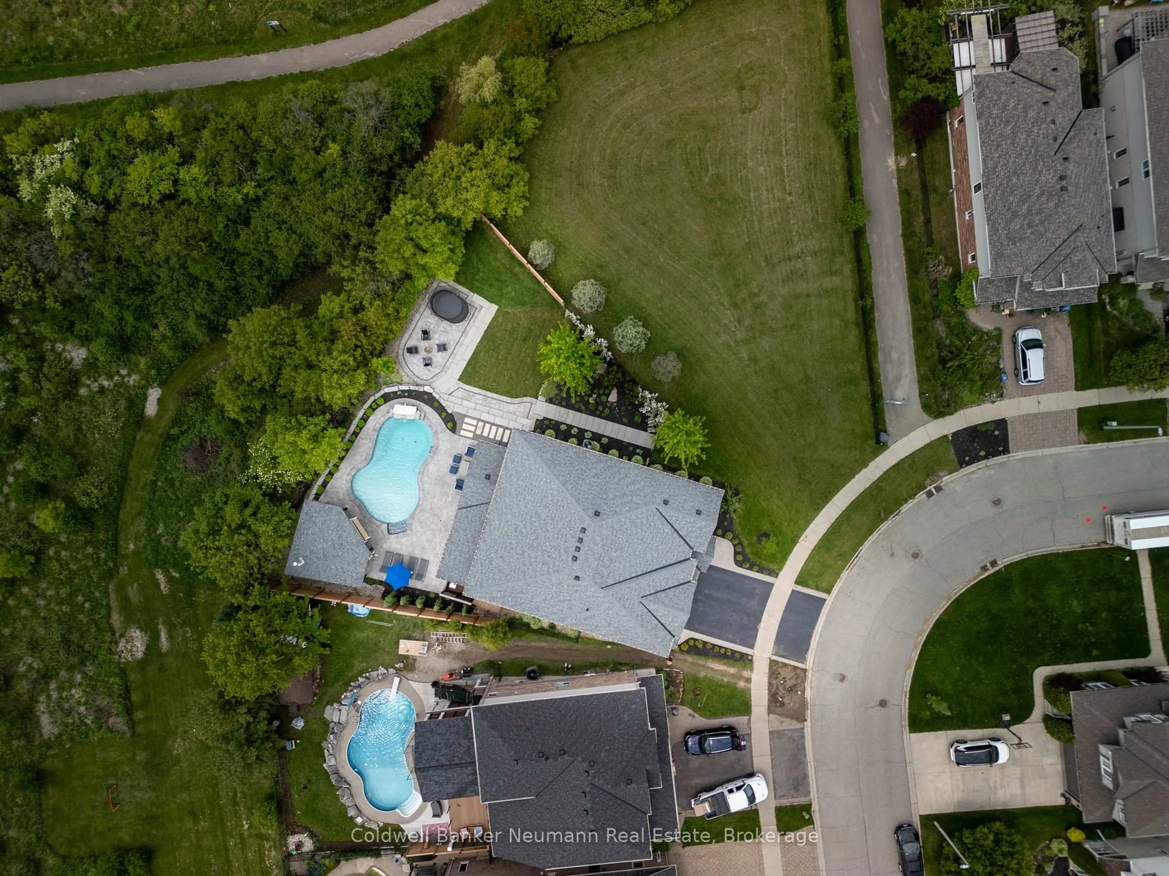 A pic from outside/outdoor area/front of a property/back of a property/a pic from drone, unknown for 22 Hilltop Rd, Guelph Ontario N1E 7L4