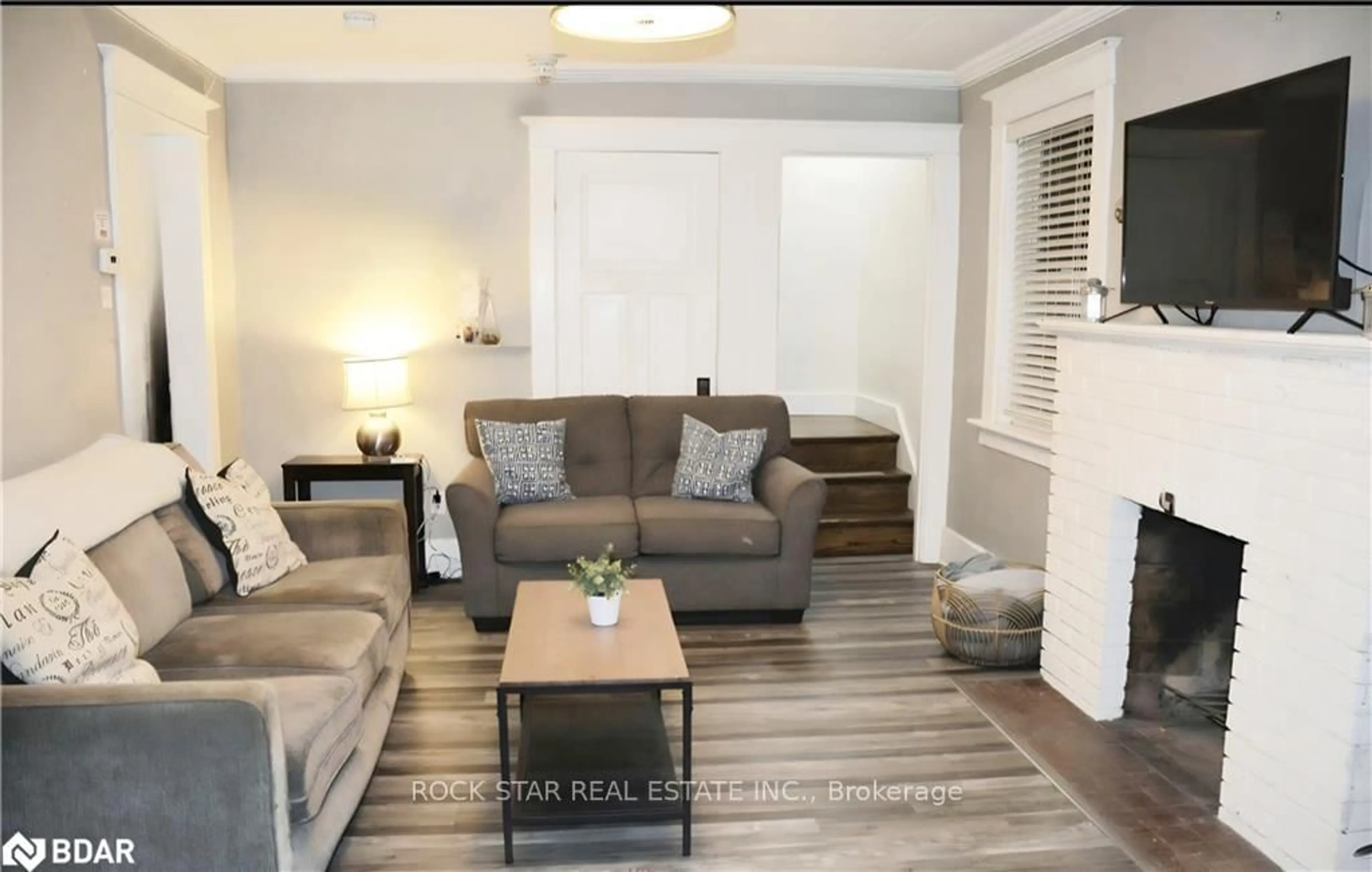 Living room with furniture, wood/laminate floor for 59 Laurel St, Waterloo Ontario N2J 2H3