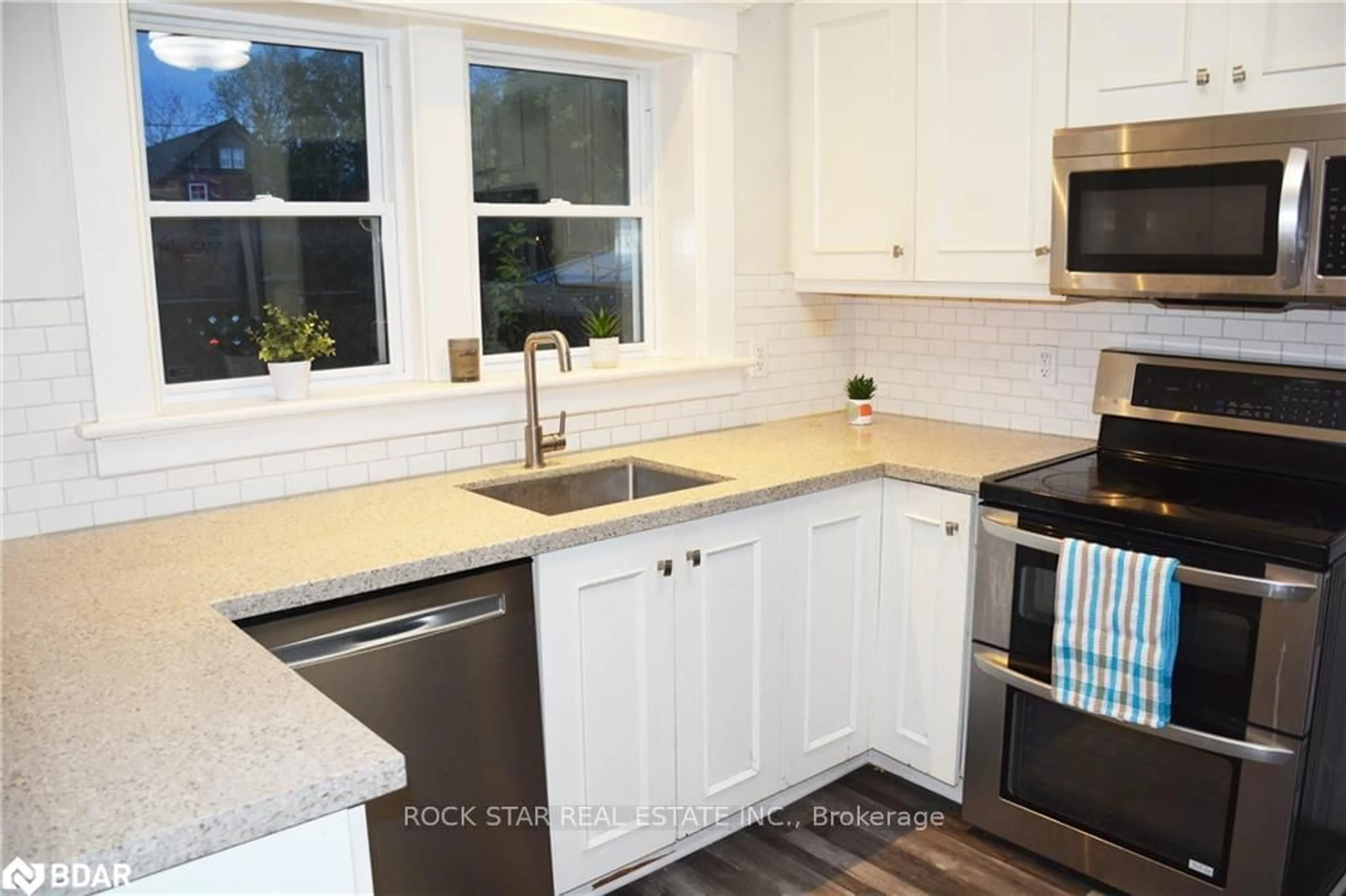 Standard kitchen, ceramic/tile floor for 59 Laurel St, Waterloo Ontario N2J 2H3