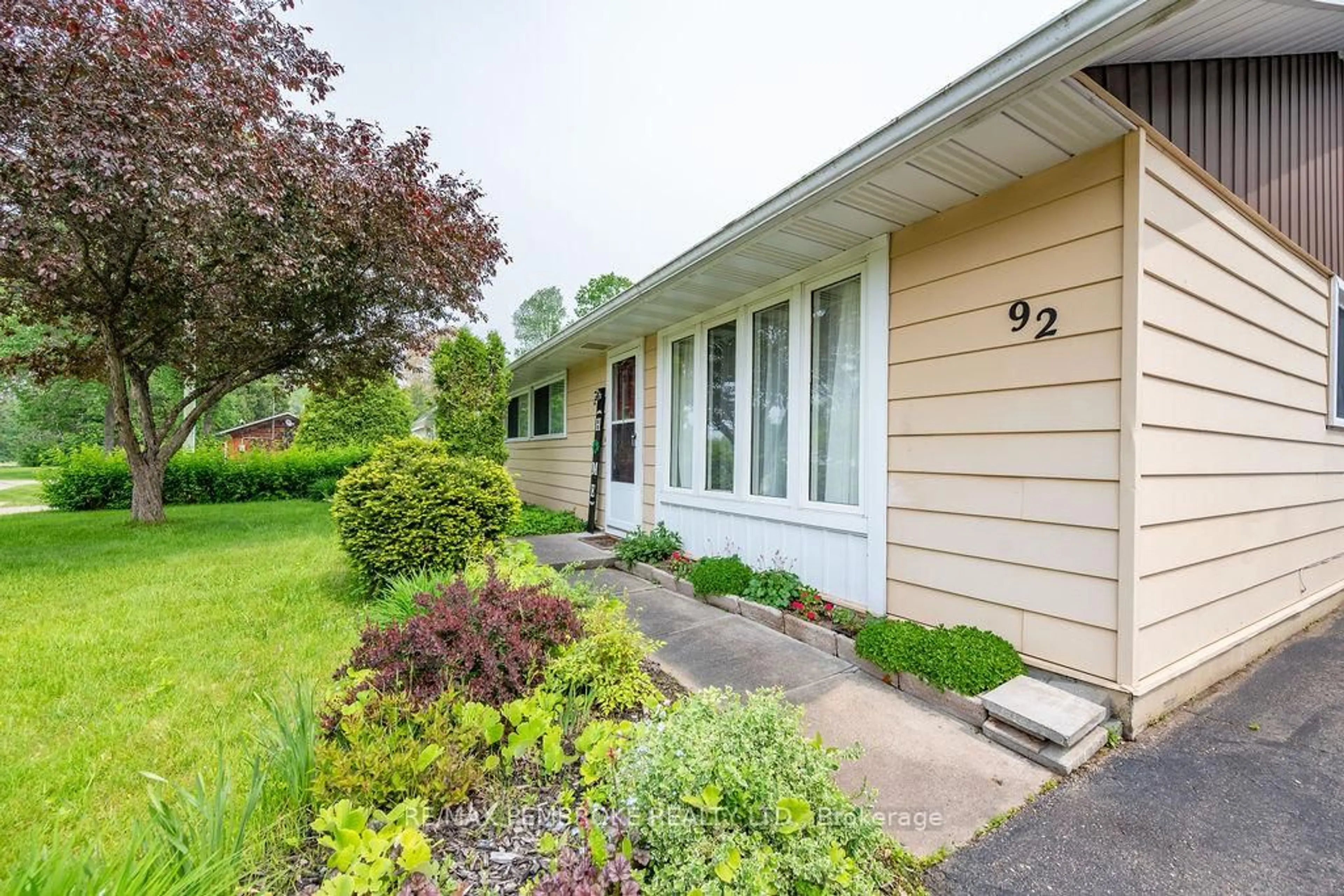 Patio, street for 92 Glendale Ave, Deep River Ontario K0J 1P0