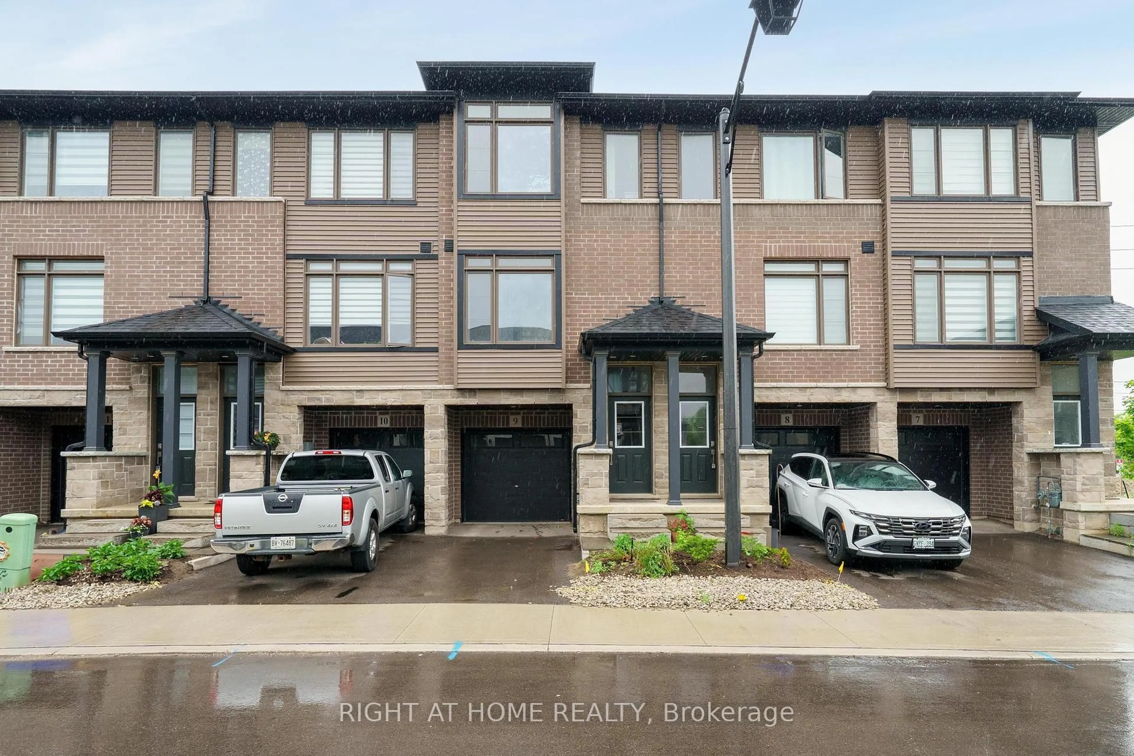 A pic from outside/outdoor area/front of a property/back of a property/a pic from drone, street for 120 Court Dr #9, Brant Ontario N3L 0N2